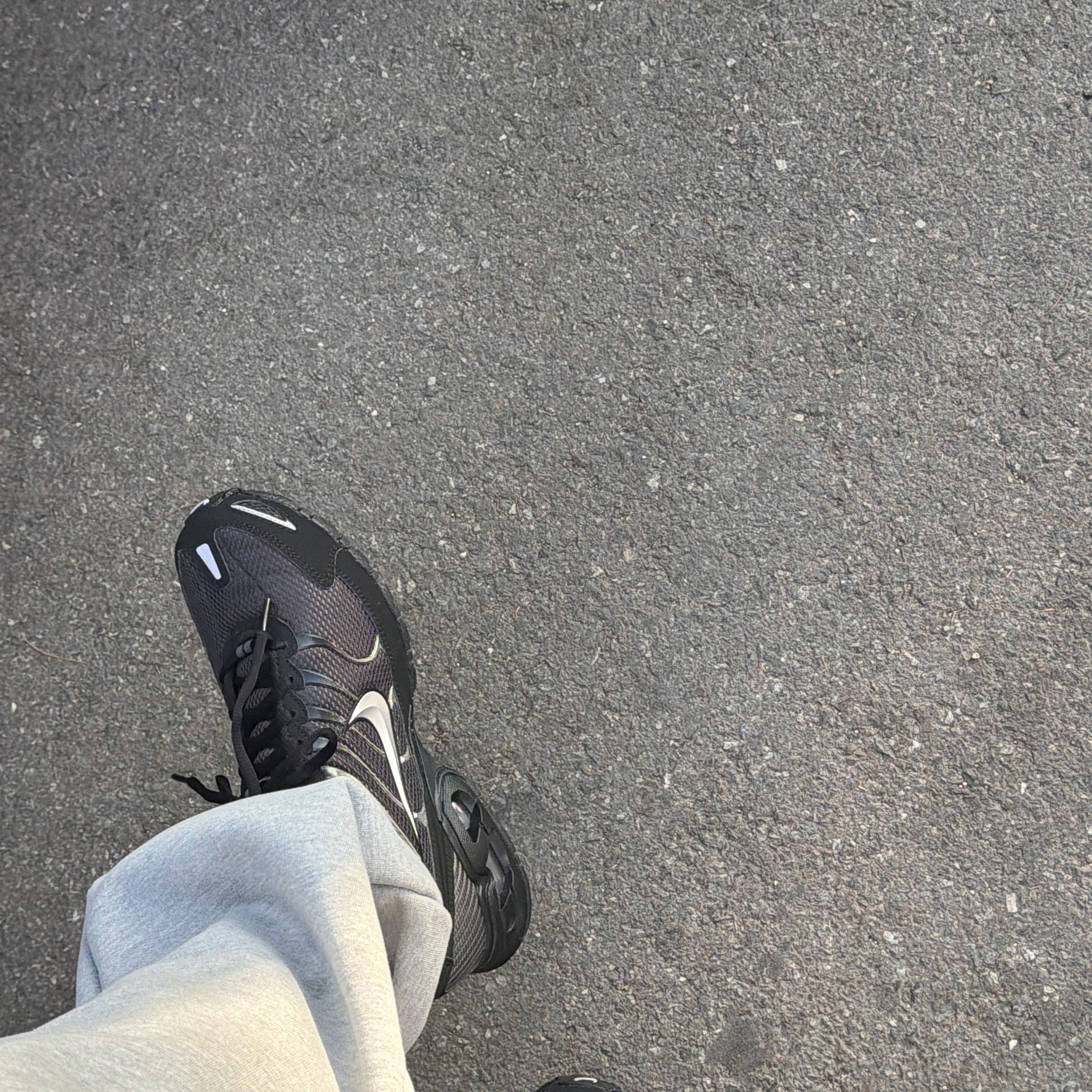 Nike Air Max Torch 4 Anthracite Metallic Silver 착용 스타일 - 1