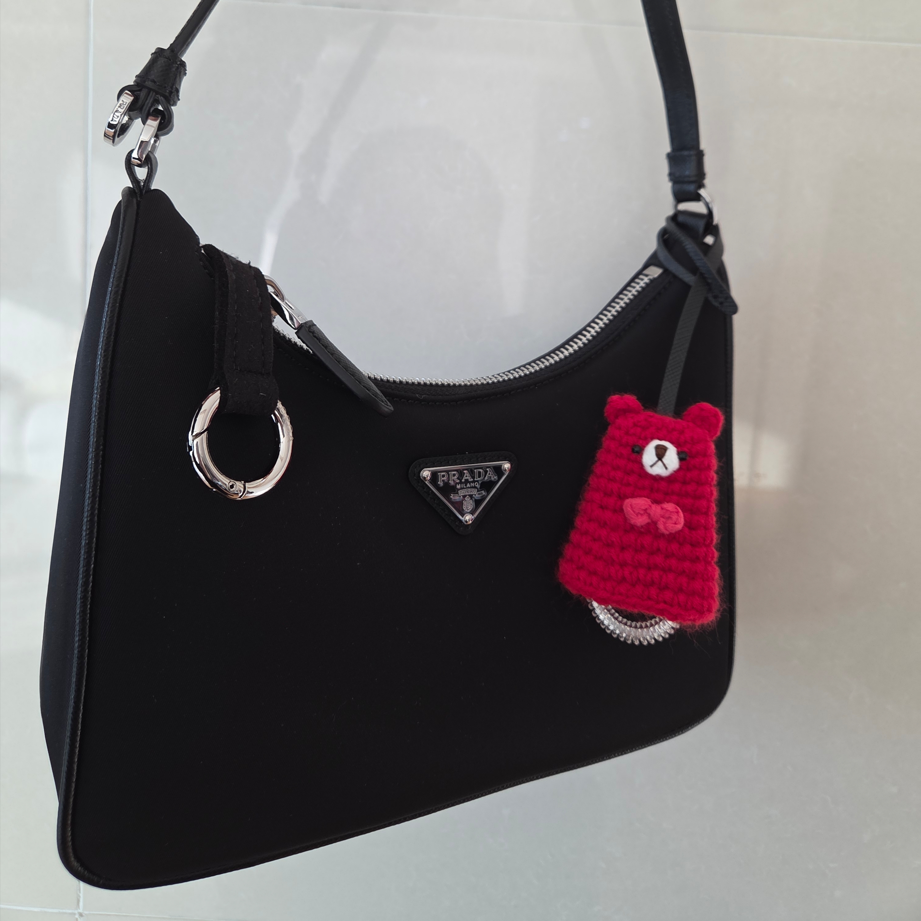 Prada Re-Edition 2005 Re-Nylon Mini Hobo Bag Black 착용 스타일