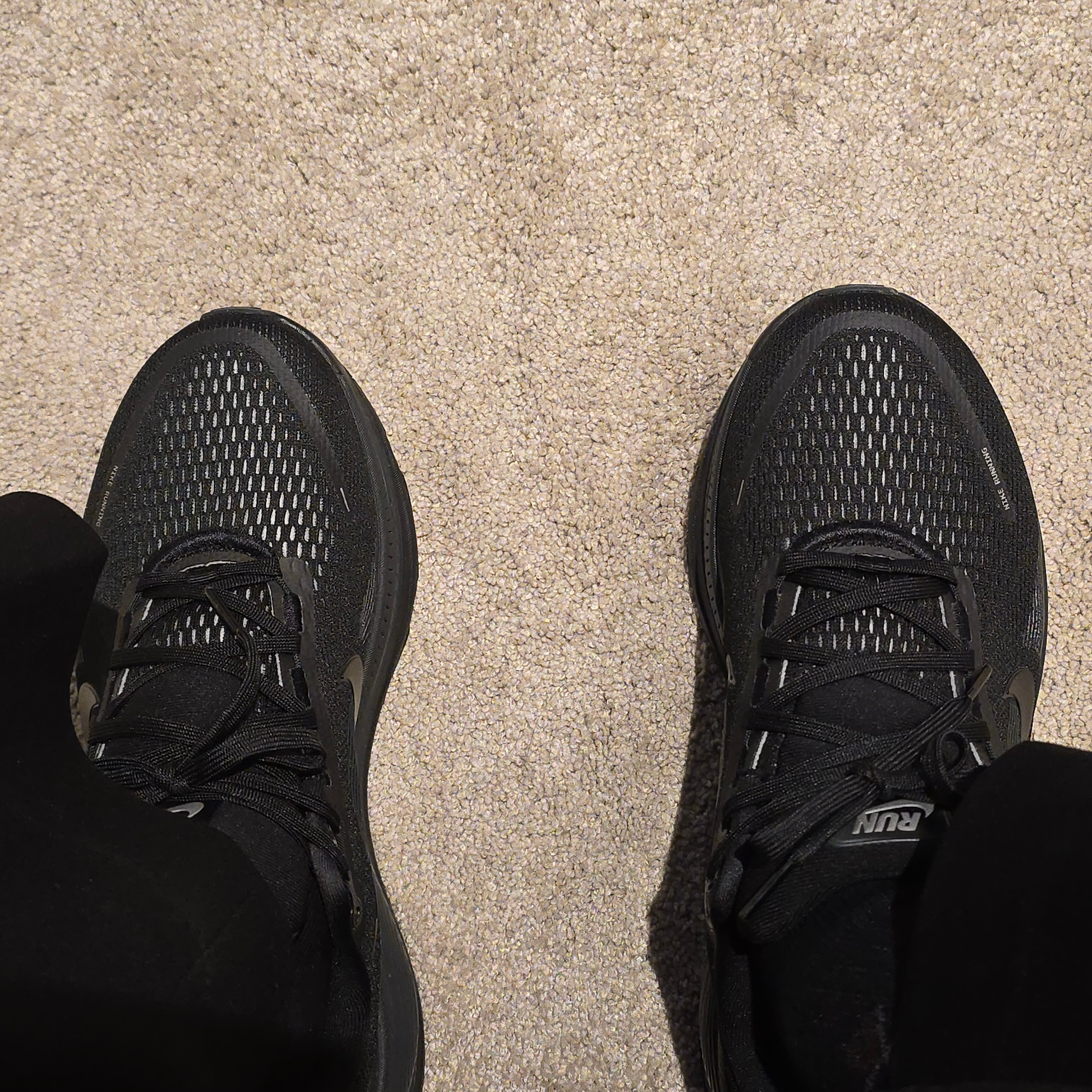 Nike Vomero 18 Black Dark Smoke Grey 착용 스타일 - 3