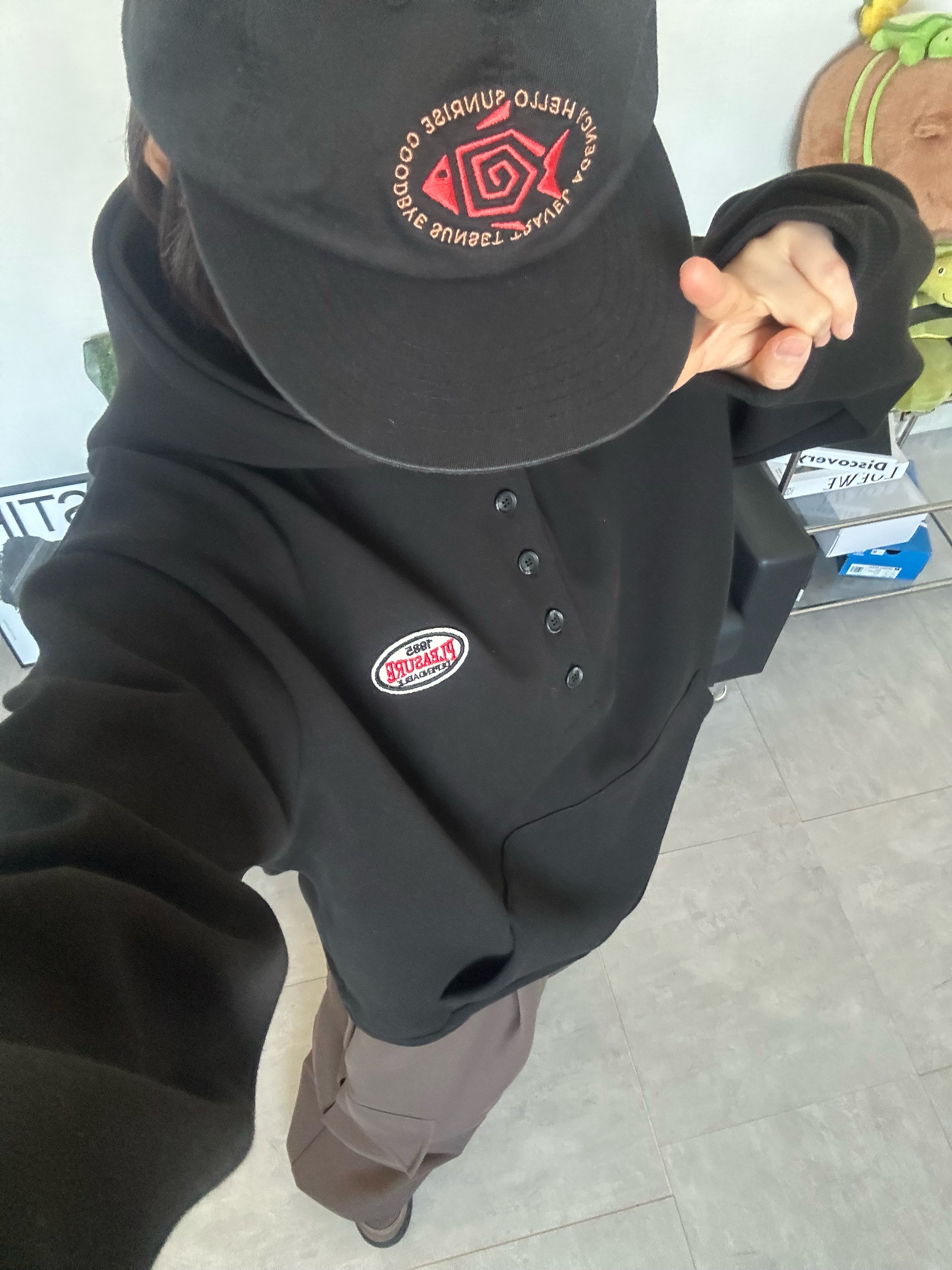 Hello Sunrise Fish Oval Logo Relaxed Fit 6P Cap Black 착용 스타일 - 5