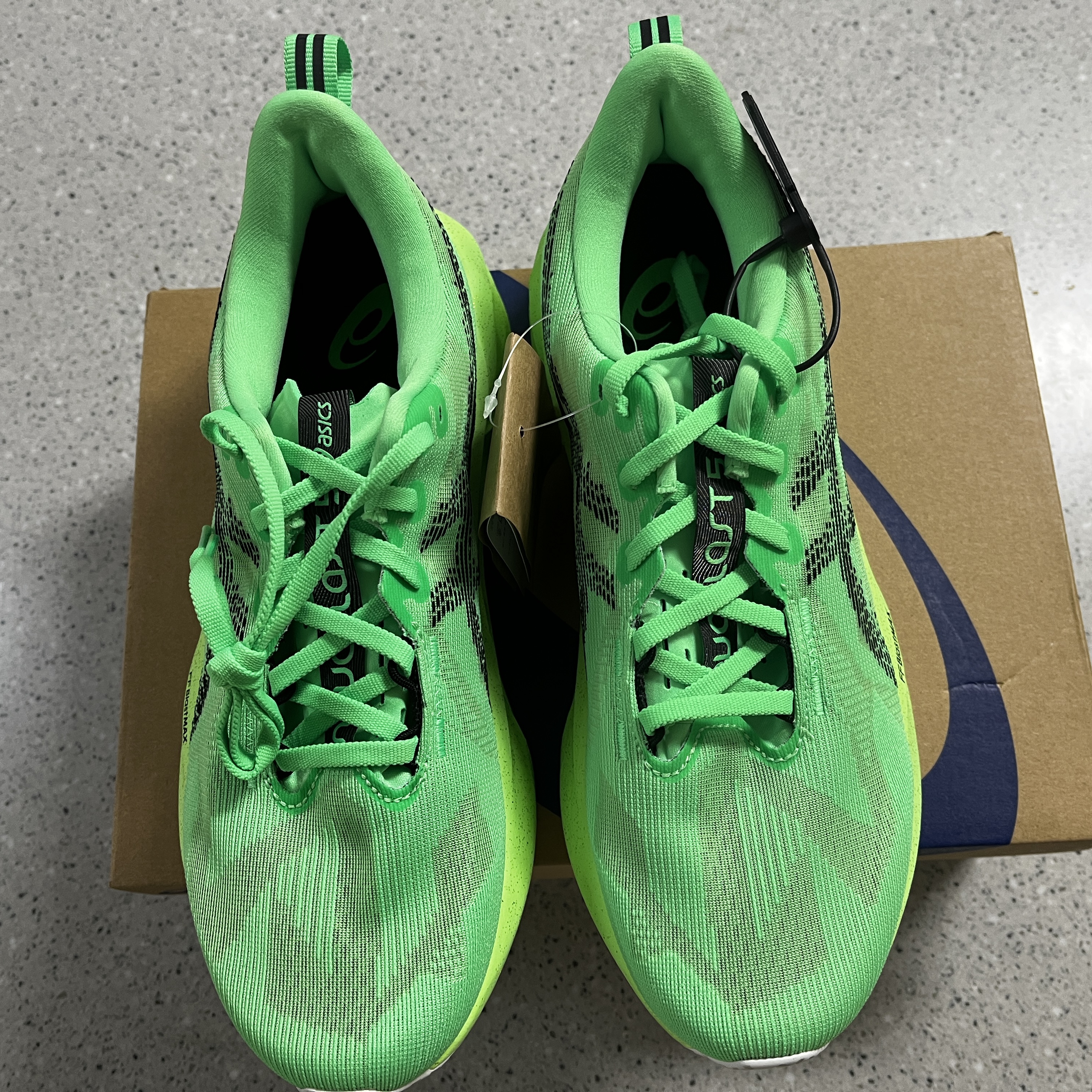 Asics Novablast 5 Ekiden Vital Green Black 착용 스타일 - 3