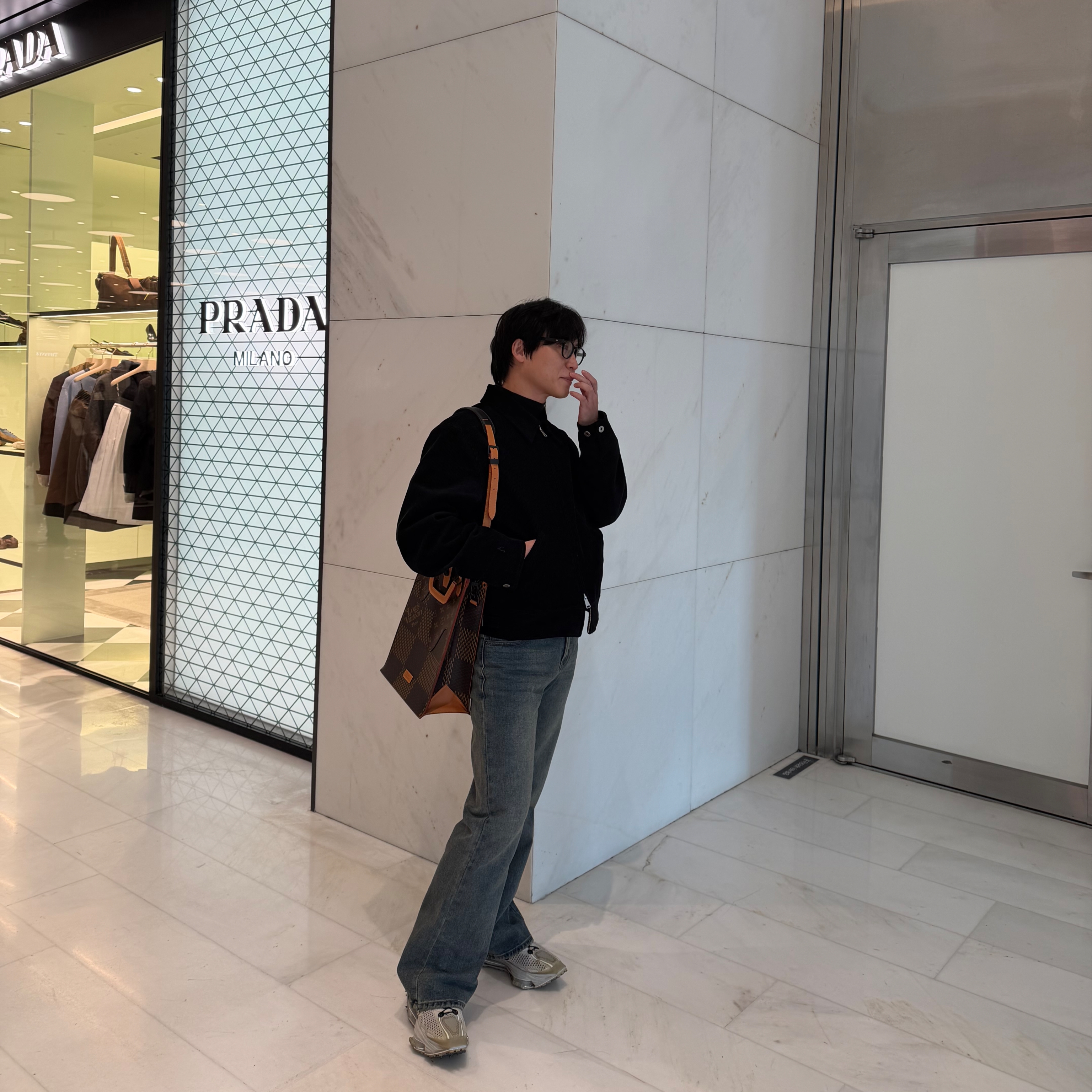 Louis Vuitton Giant Damier Nigo Sac Plat Tote and Shoulder Bag, Nike x Matthew M Williams Zoom 004 Stone 착용 스타일 - 1