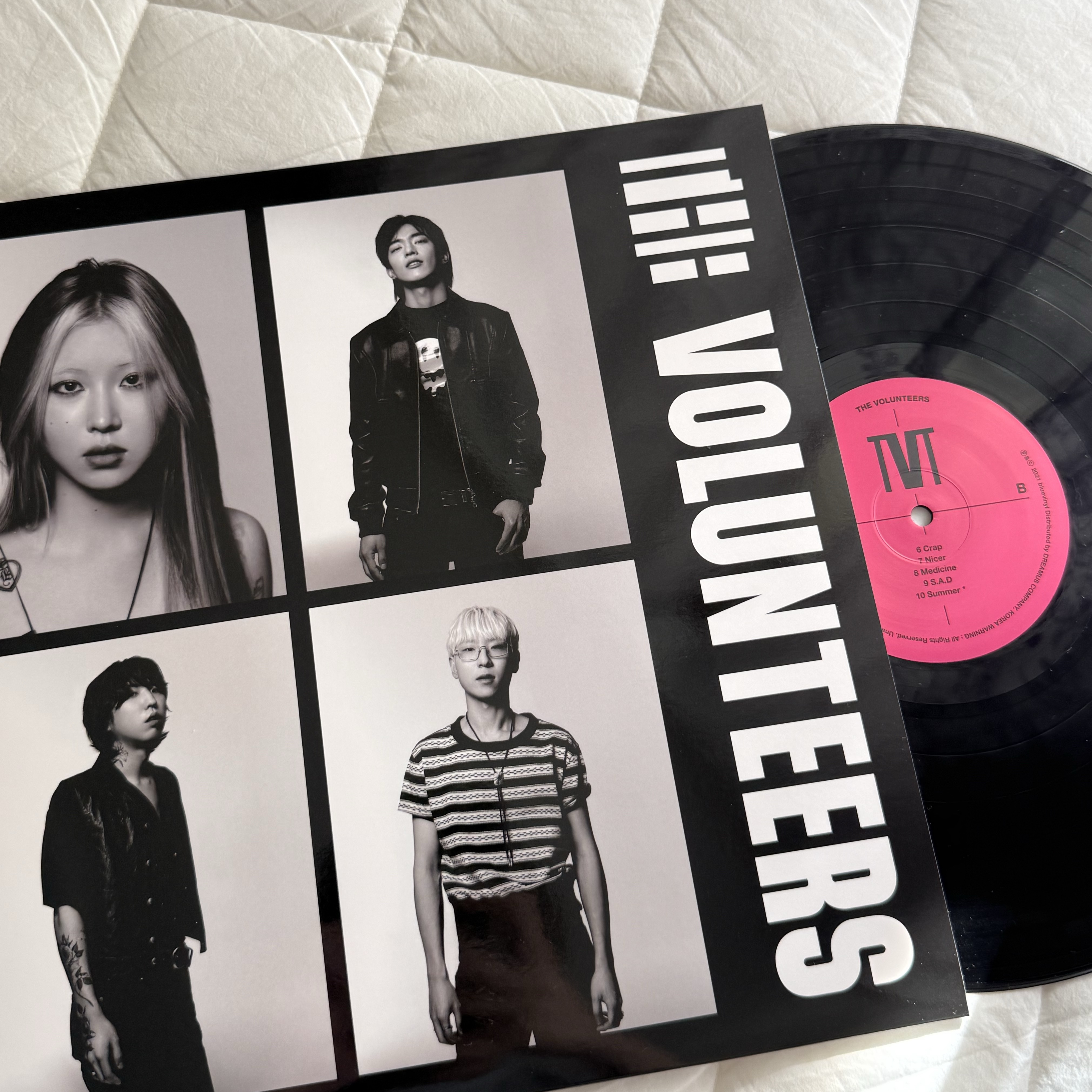 The Volunteers 1st Album LP Black Vinyl 착용 스타일