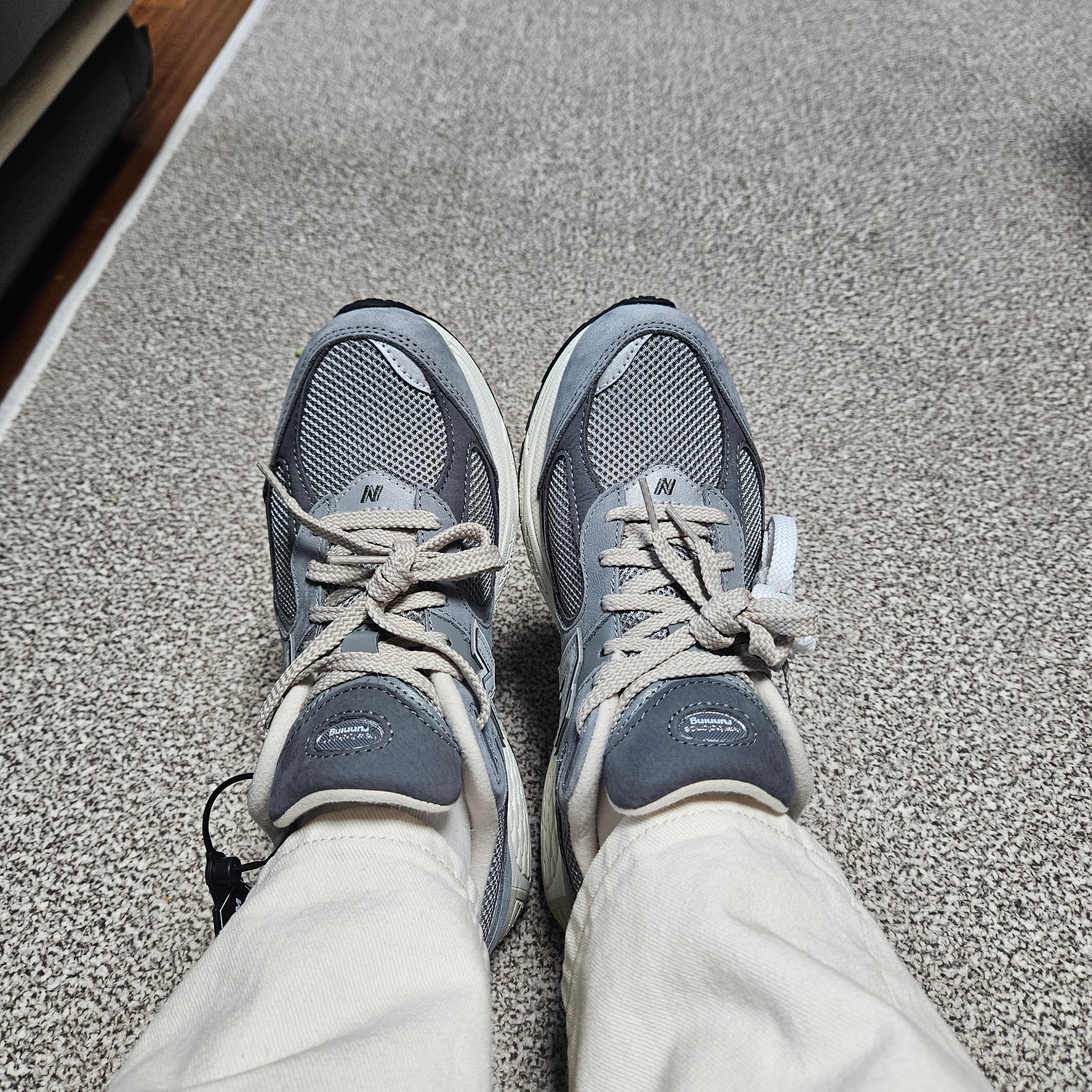 New Balance 2002R Premium Vintage Grey 착용 스타일 - 2