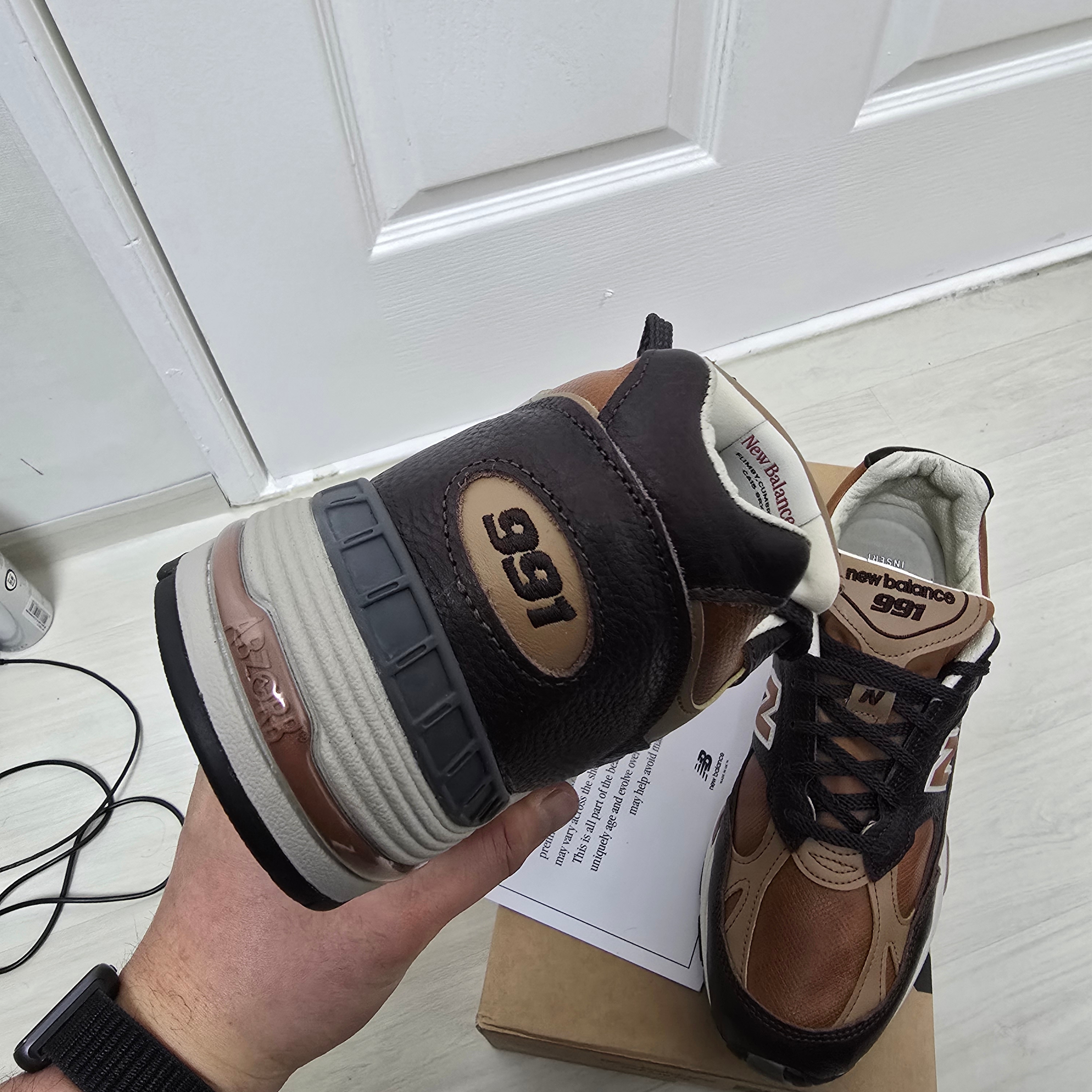 New Balance 991v1 Made in UK Chocolate Plum Caramel Cafe 착용 스타일 - 4