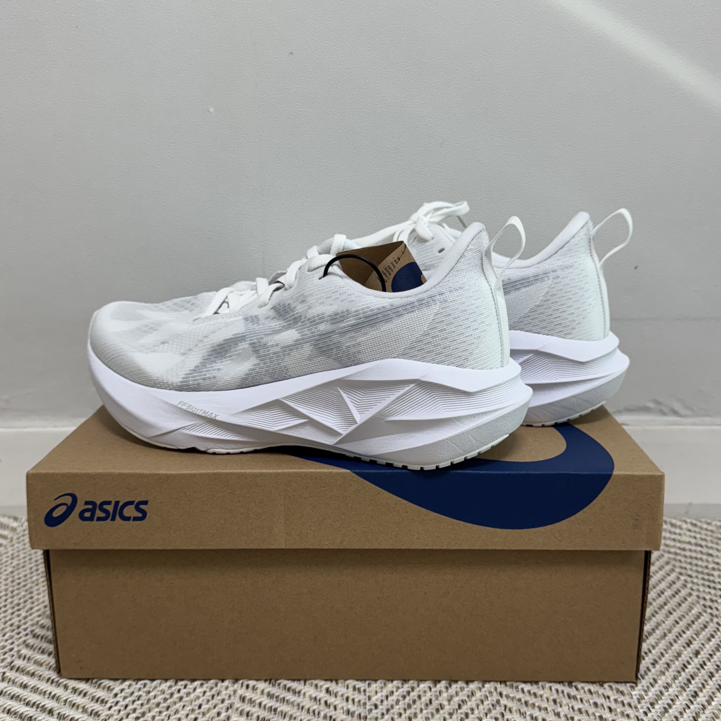 (W) Asics Novablast 5 White Piedmont Grey 착용 스타일