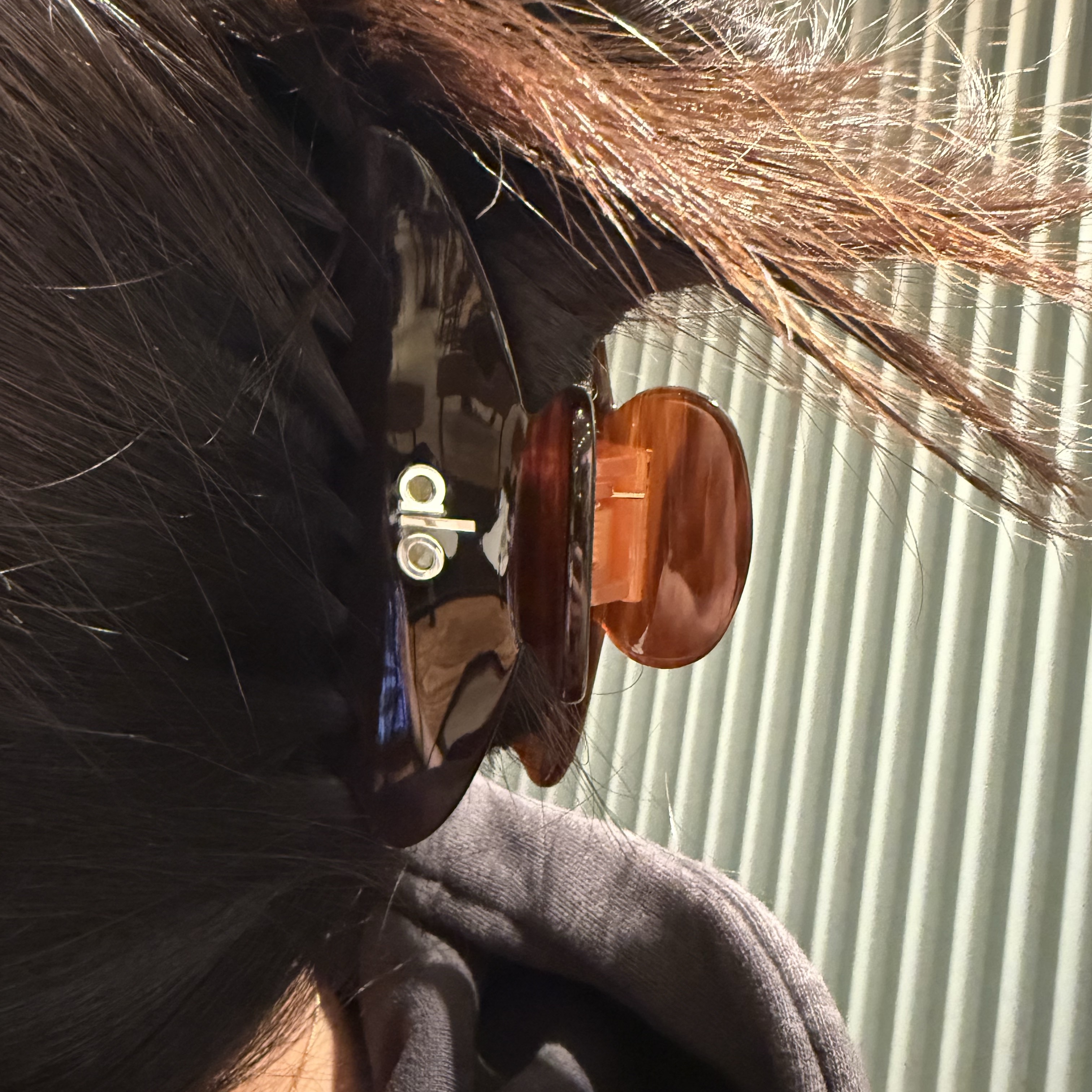 (W) Alo Yoga 90's Claw Clip Brown Tortoise 착용 스타일