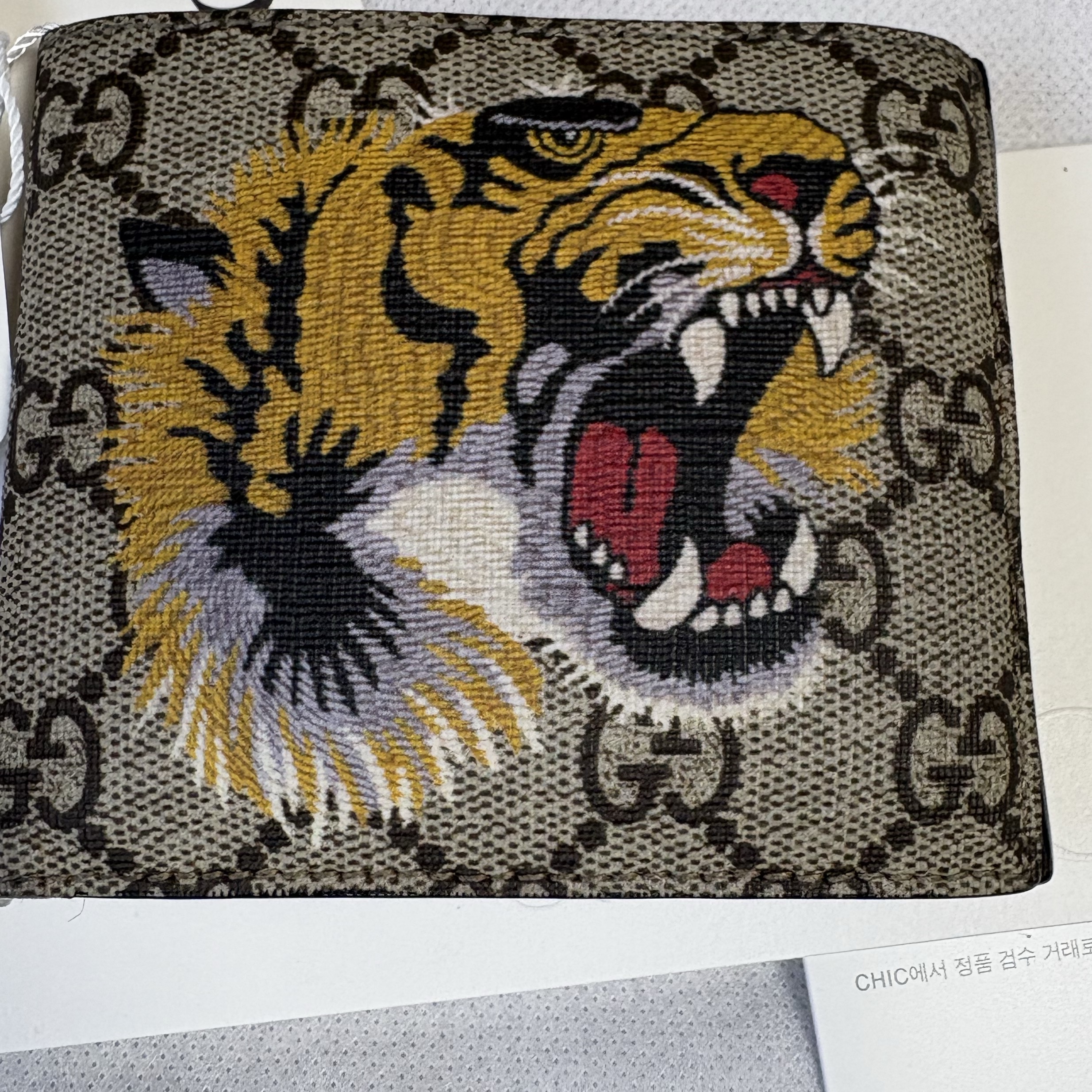 Gucci Tiger Print Wallet GG Supreme Beige Ebony 착용 스타일 - 3