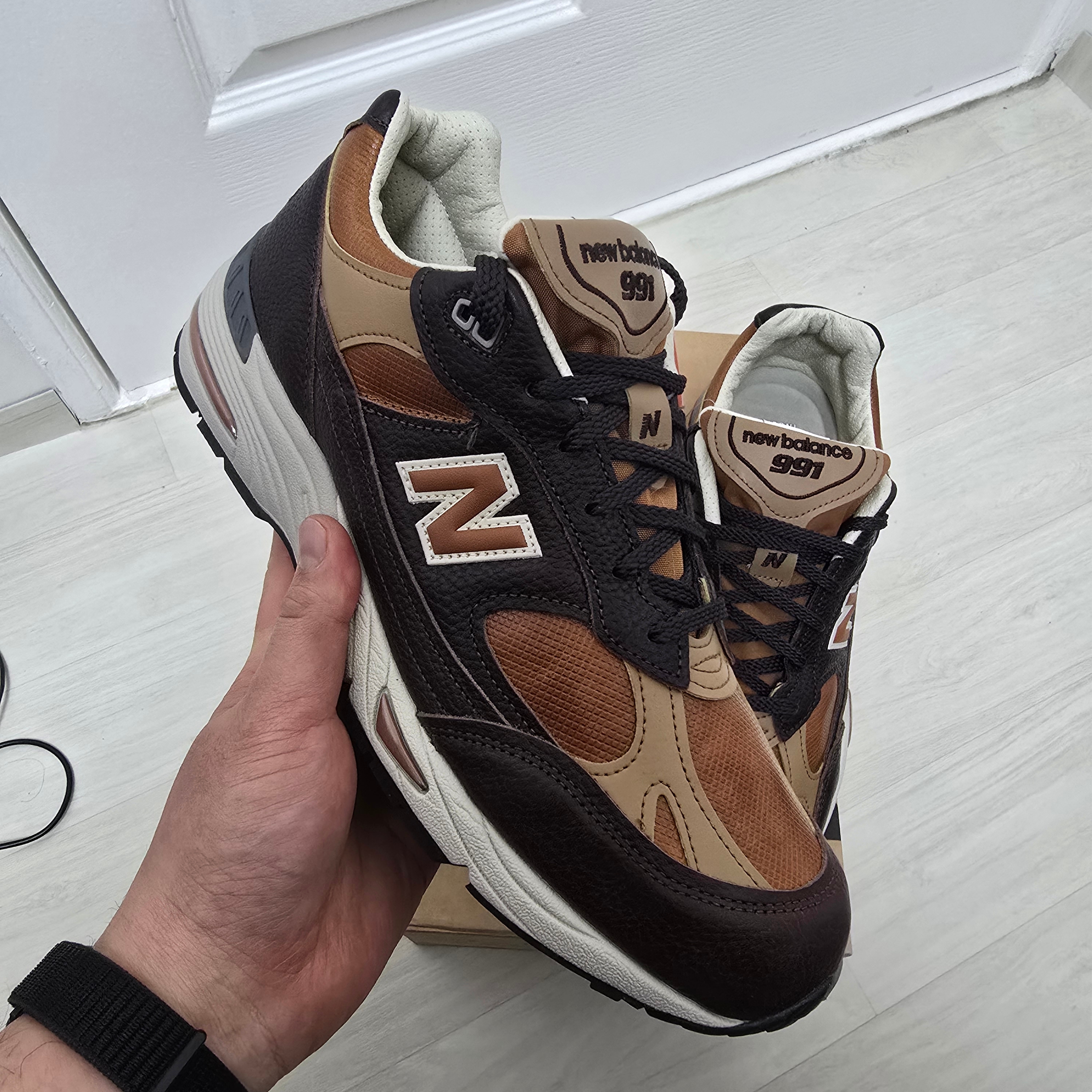 New Balance 991v1 Made in UK Chocolate Plum Caramel Cafe 착용 스타일 - 3