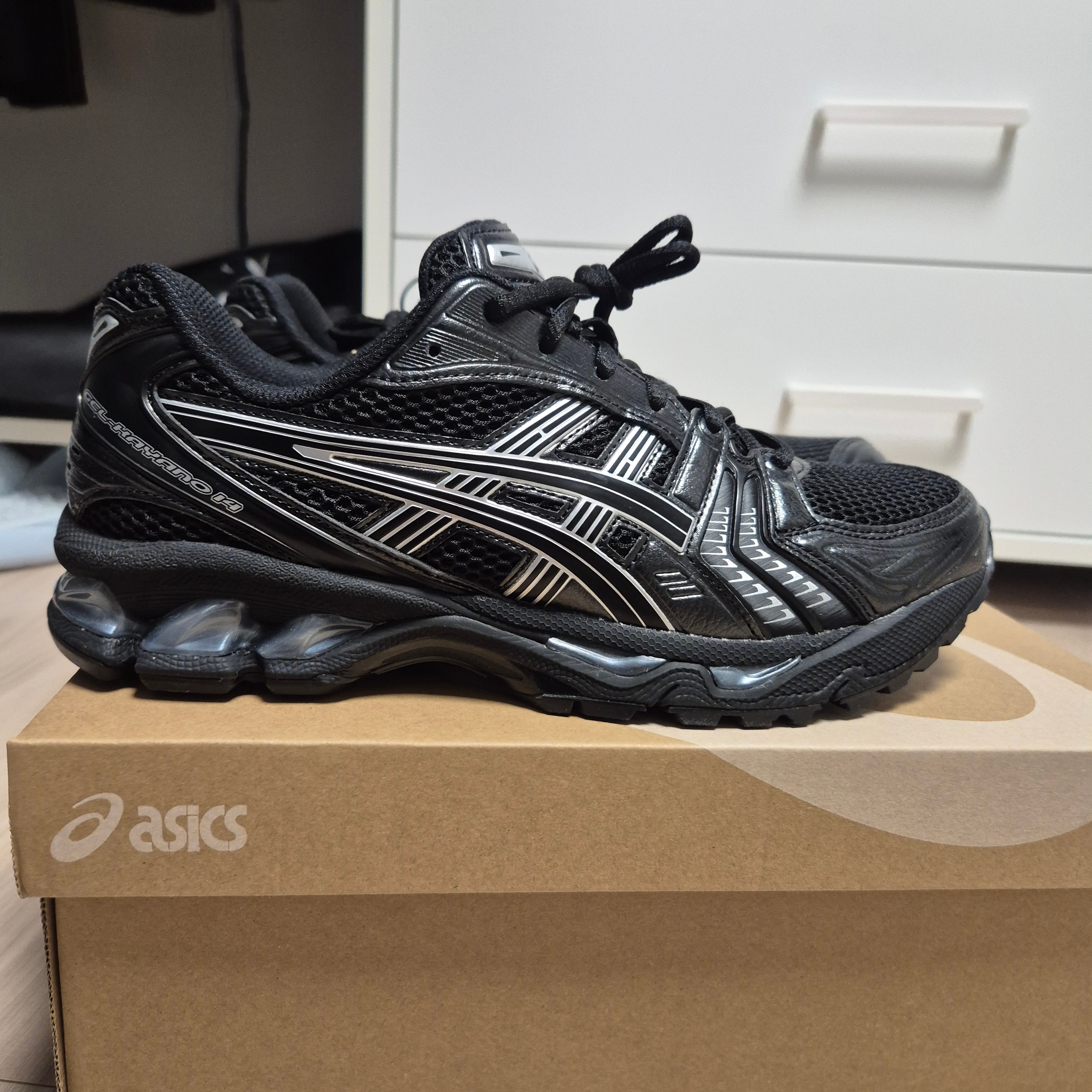 Asics Gel-Kayano 14 Black Pure Silver 착용 스타일 - 3
