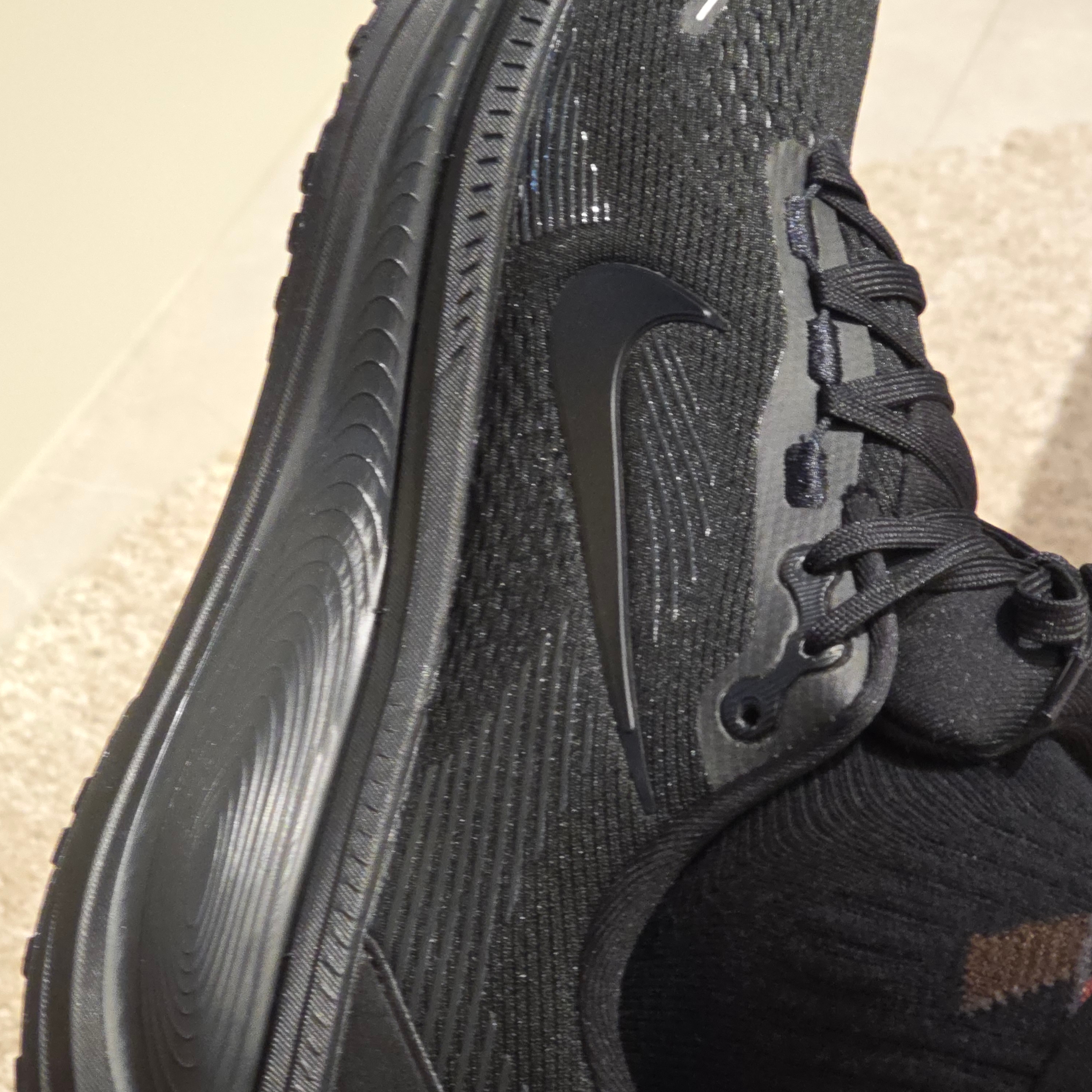 Nike Vomero 18 Black Dark Smoke Grey 착용 스타일 - 2