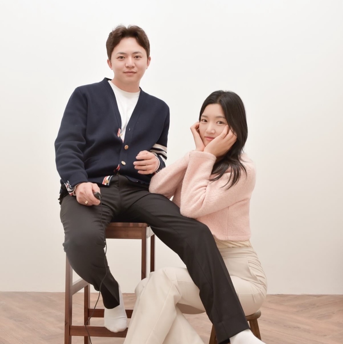 Birkenstock Boston Soft Footbed Taupe - Regular, Thom Browne Milano Stitch 4-Bar Cardigan Navy 착용 스타일 - 2