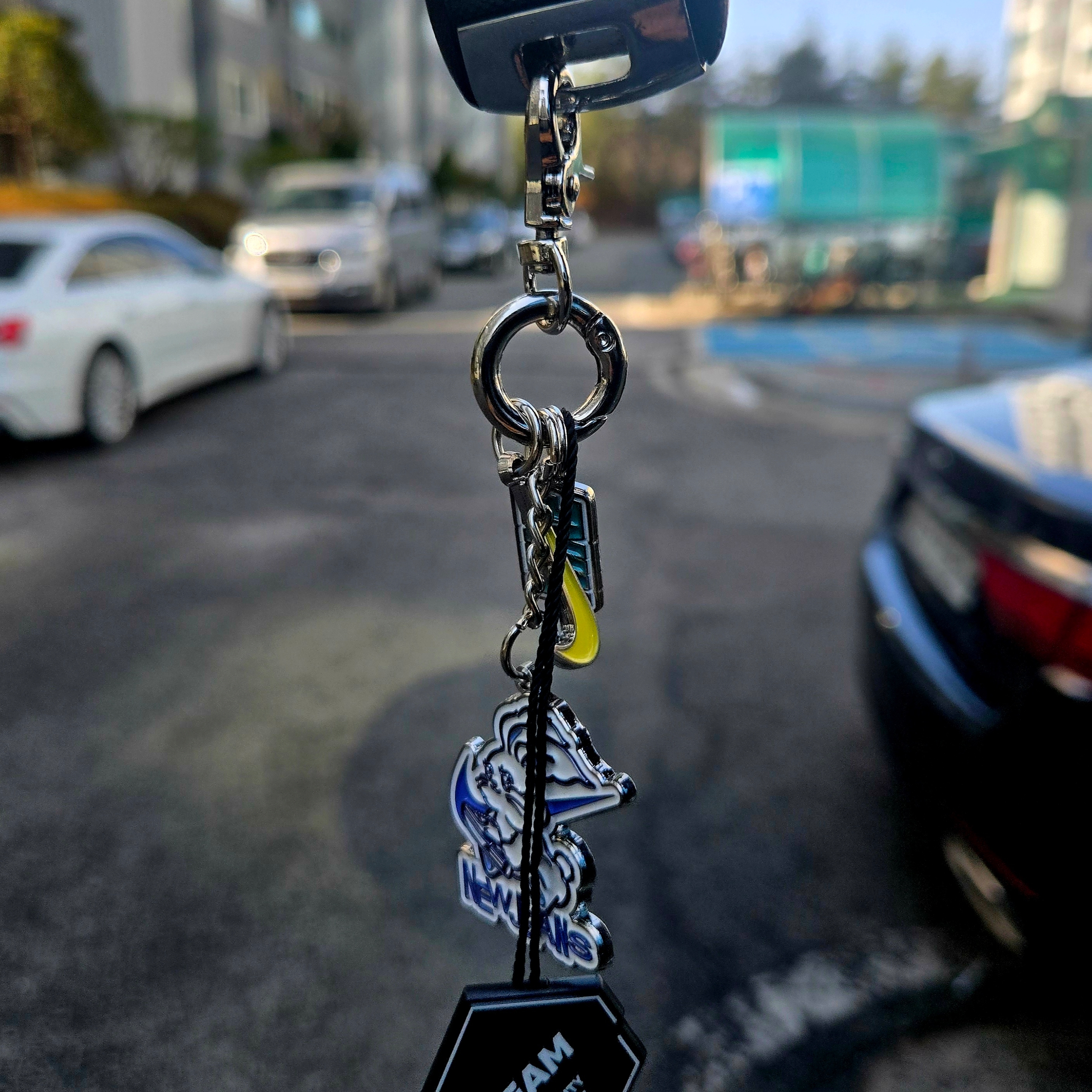 Nike x Newjeans Nike Gangnam Opening Anniversary Keyring Multicolor 착용 스타일 - 1