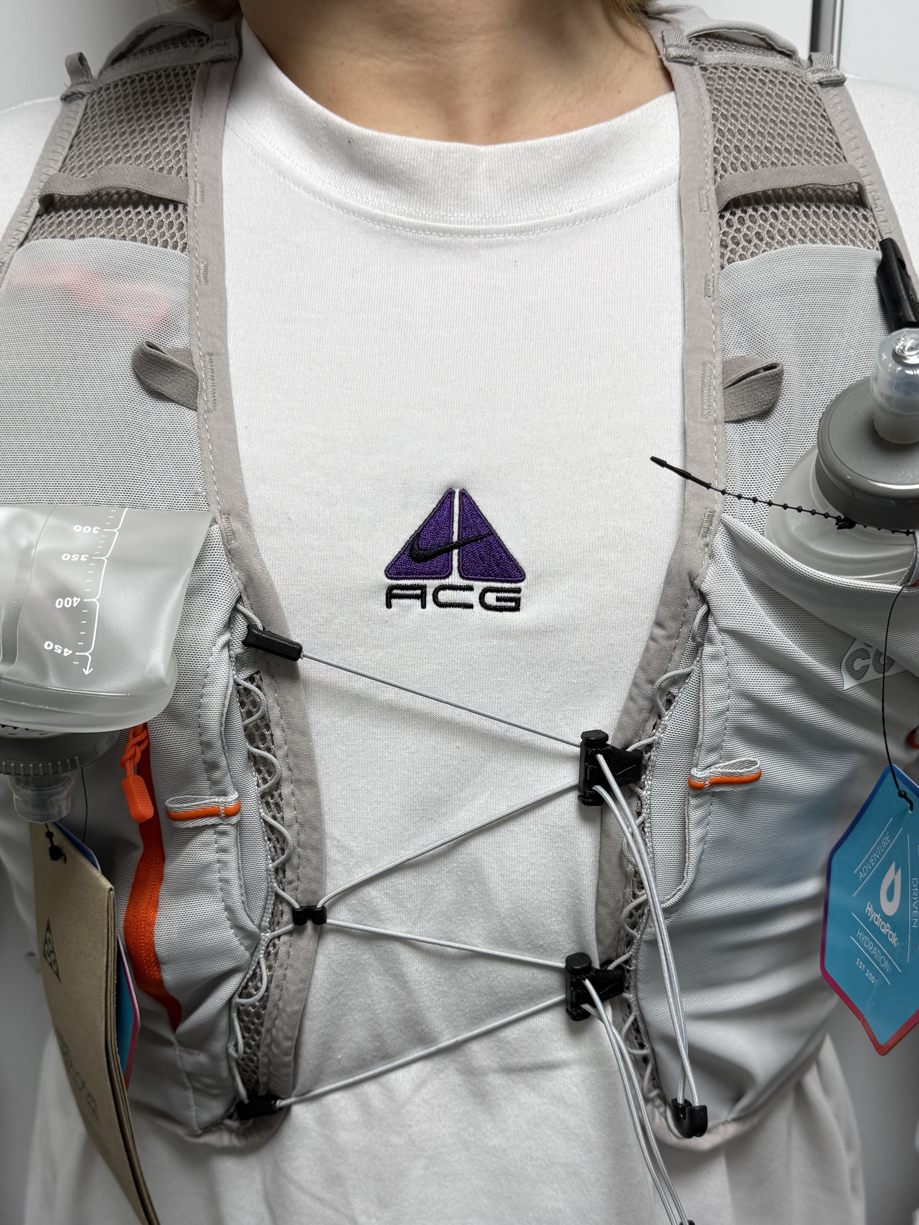 Nike ACG Goat Pack Vest 5L Grey Fog Safety Orange (IQ7354-039) 착용 스타일 - 2