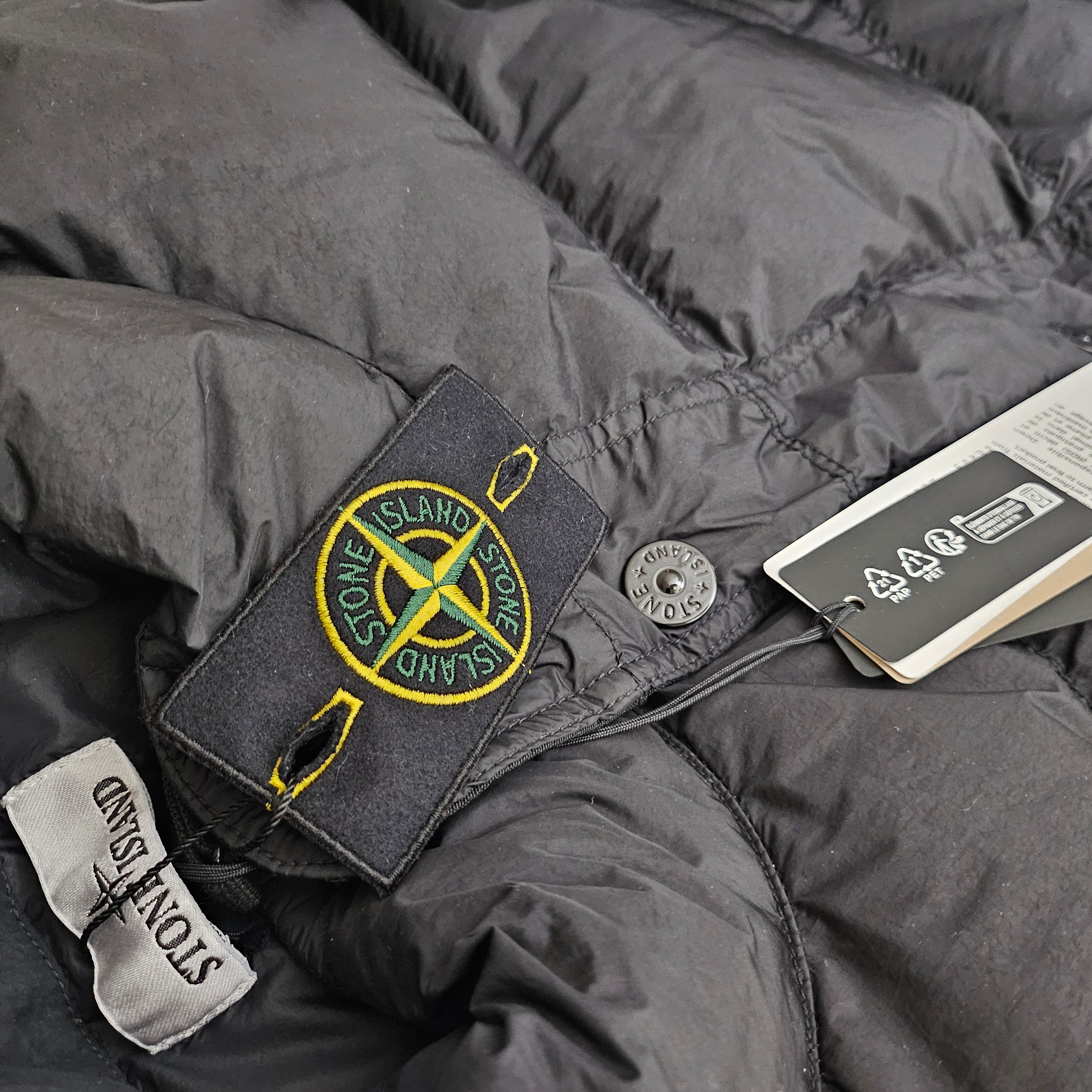 Stone Island 4100010 Crinkle Reps NY Recycled Nylon Down Jacket with Wind Resistant Black - 25FW 착용 스타일 - 1