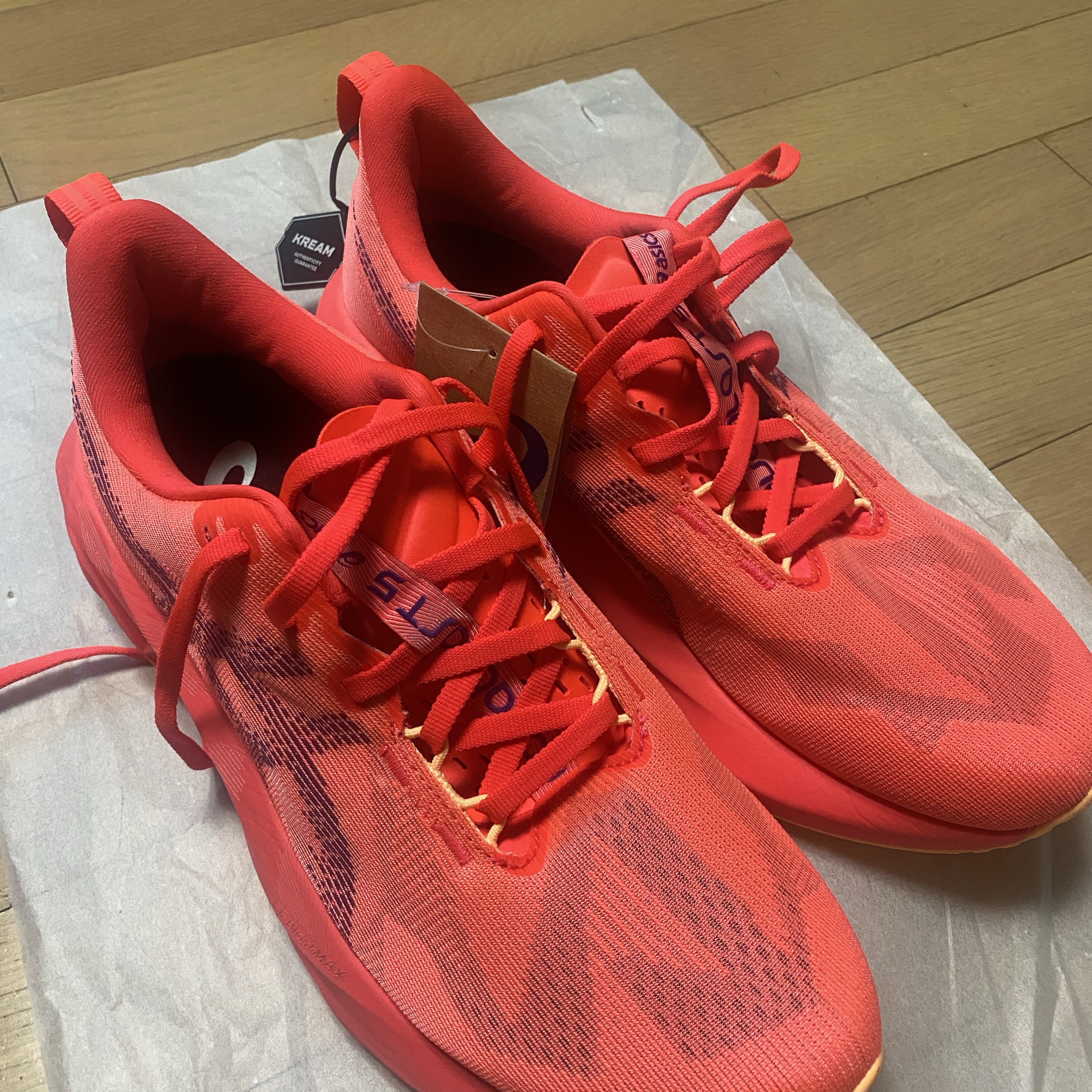 Asics Novablast 5 Flash Red Edo Purple 착용 스타일