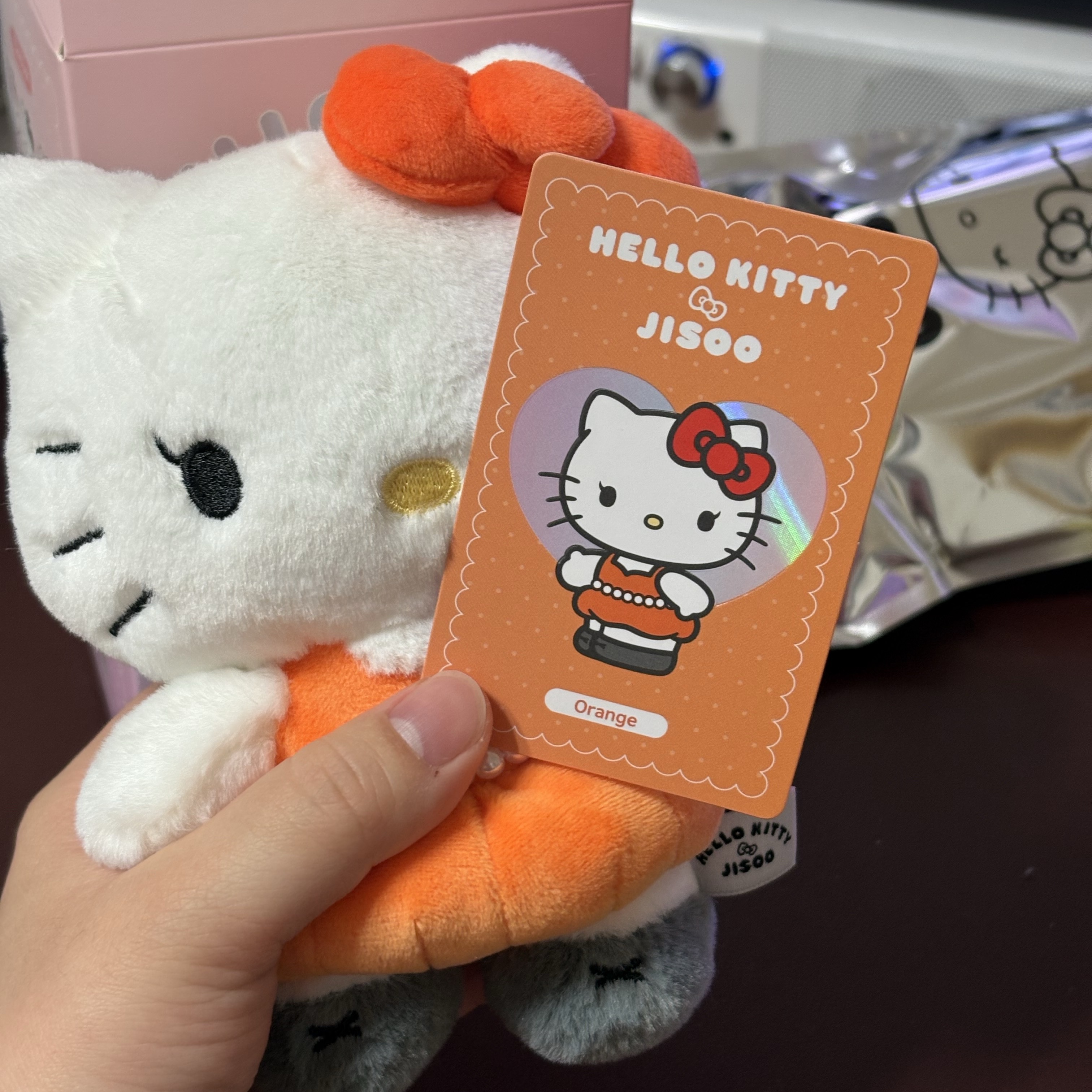 [HELLO KITTY x JISOO] Plush Keychain 착용 스타일 - 2