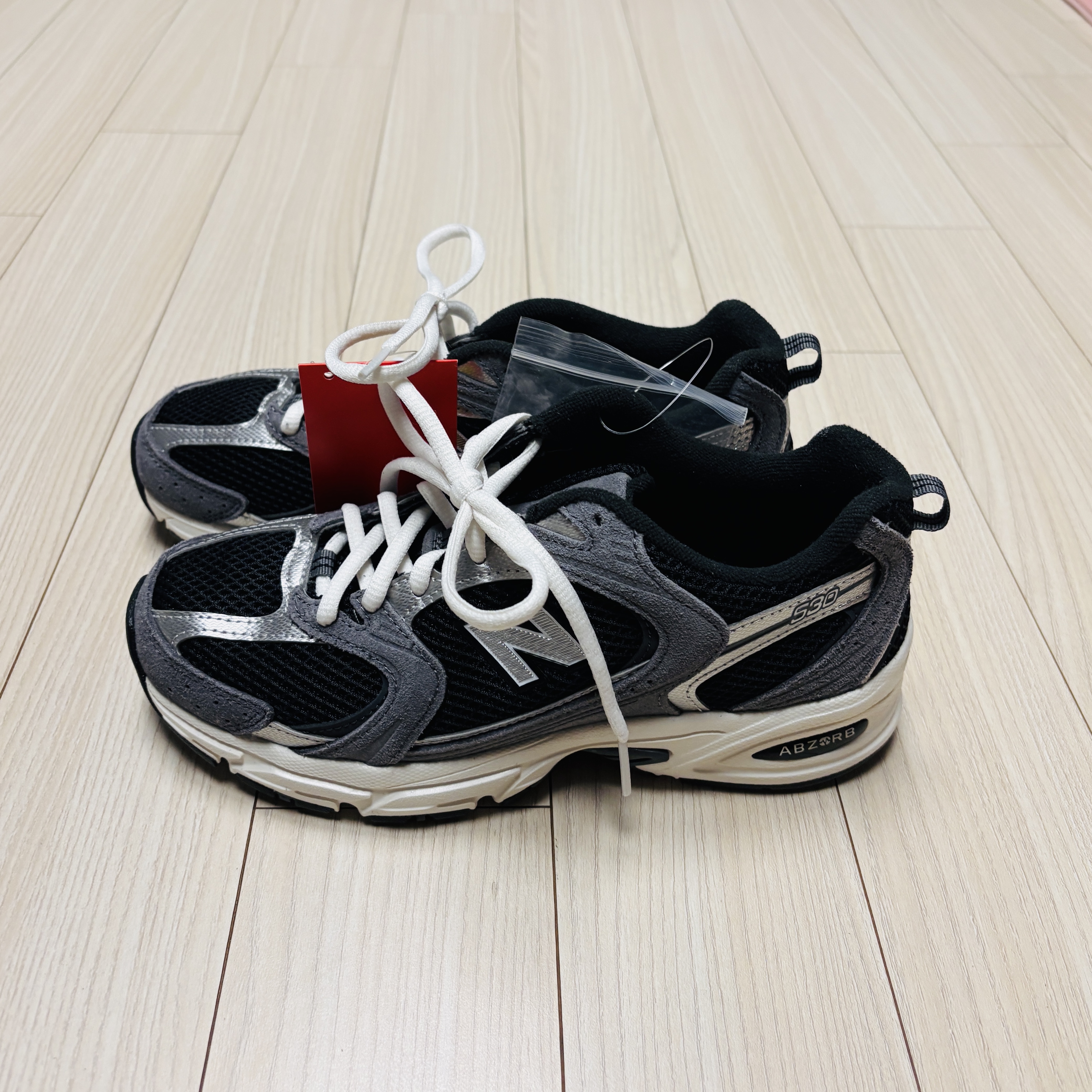 New Balance 530 Black 착용 스타일 - 1