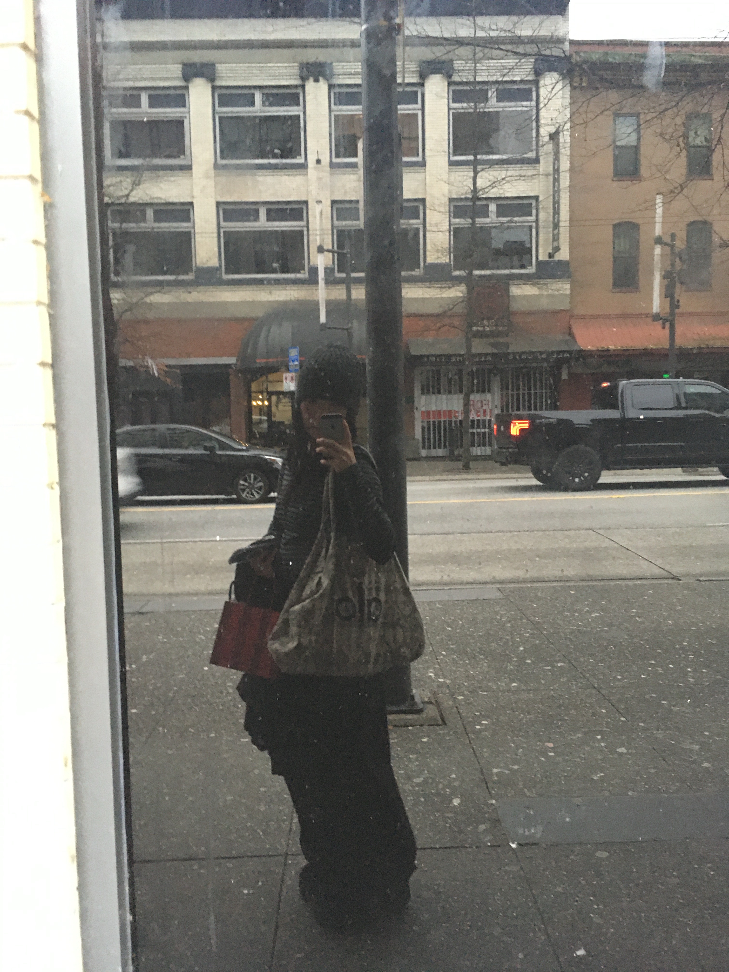 Alo Yoga Iconic Shopper Tote Bag Grey Tiedye 착용 스타일
