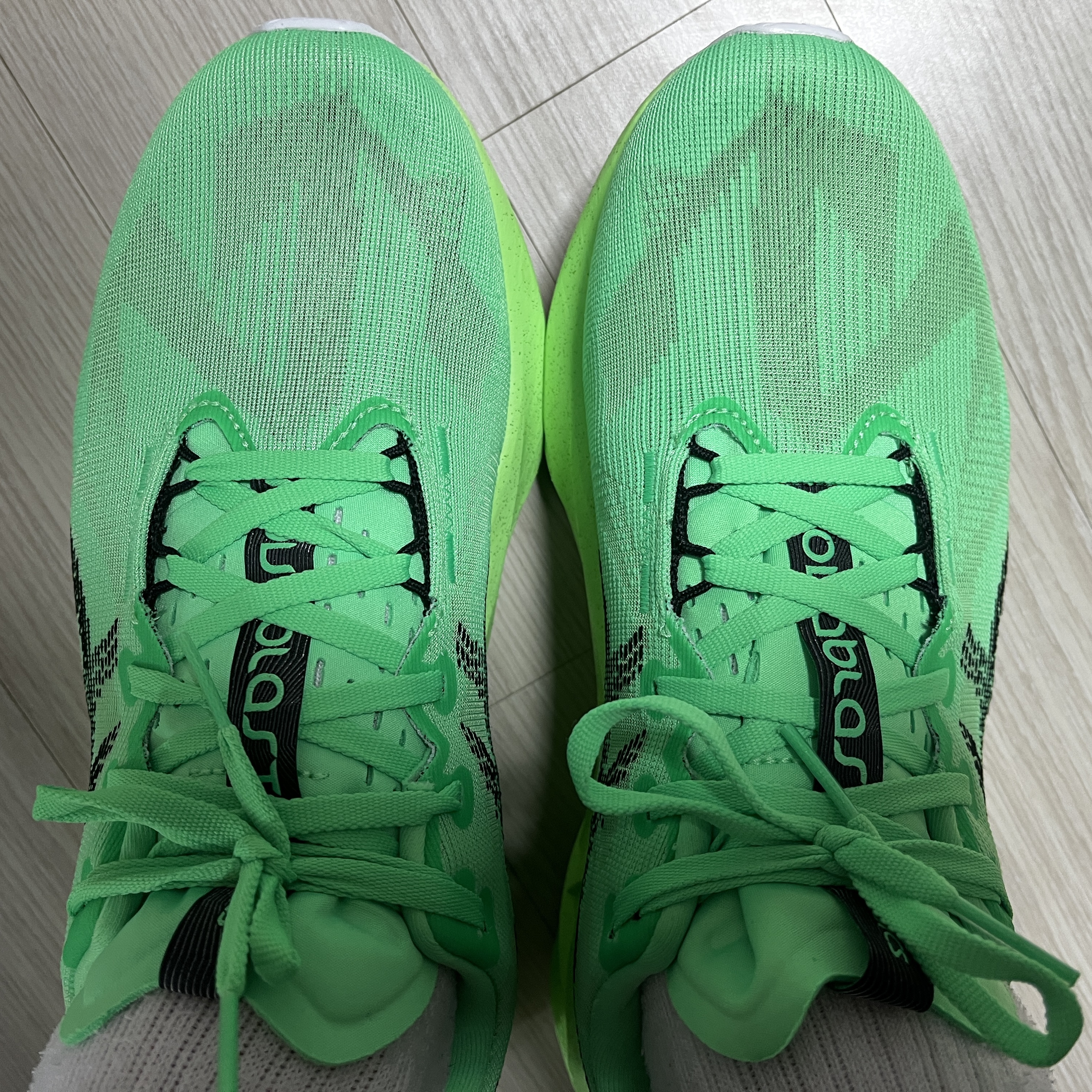 Asics Novablast 5 Ekiden Vital Green Black 착용 스타일 - 2