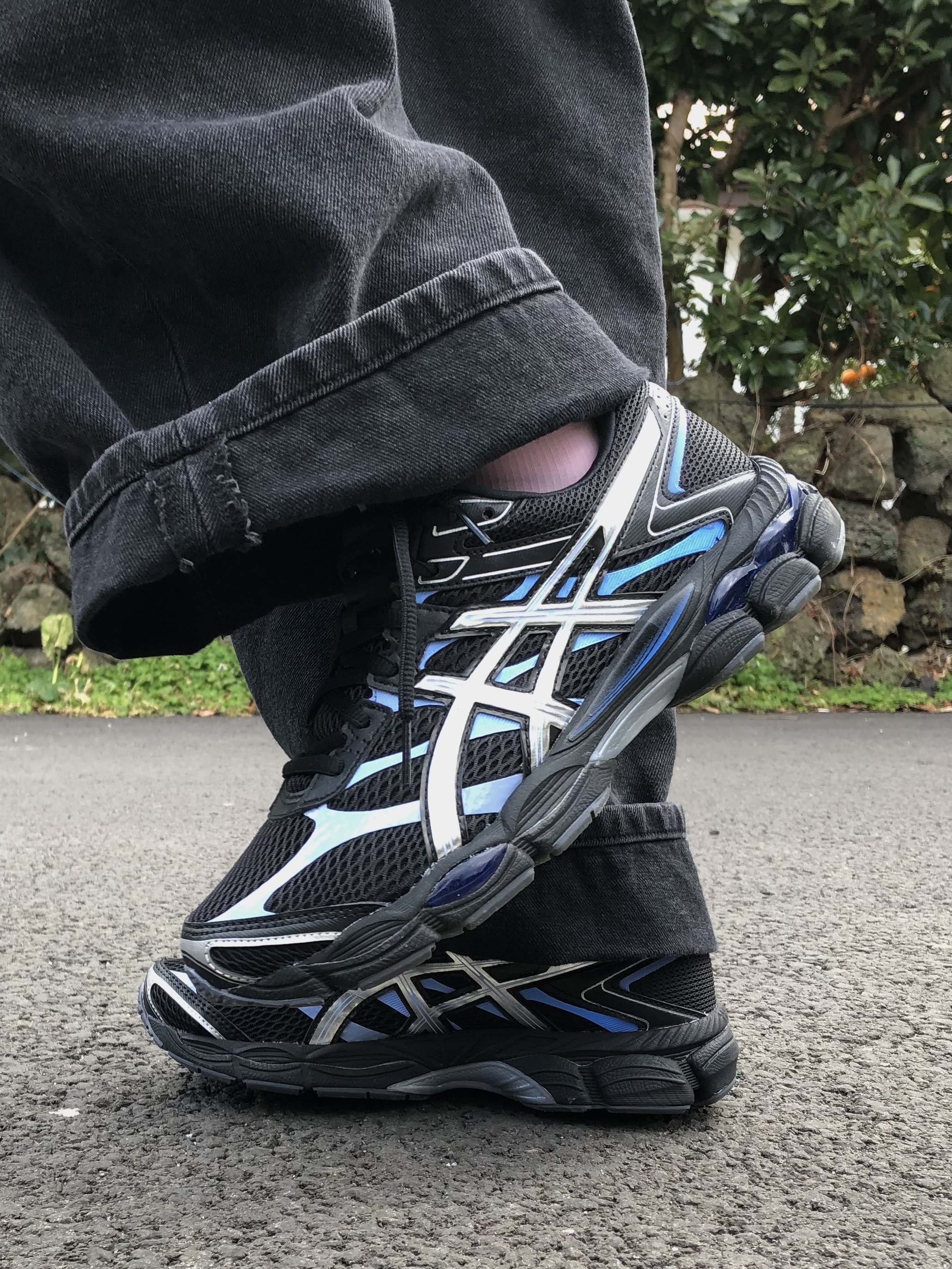 Asics Gel-Cumulus 16 Black Pure Silver 착용 스타일 - 1