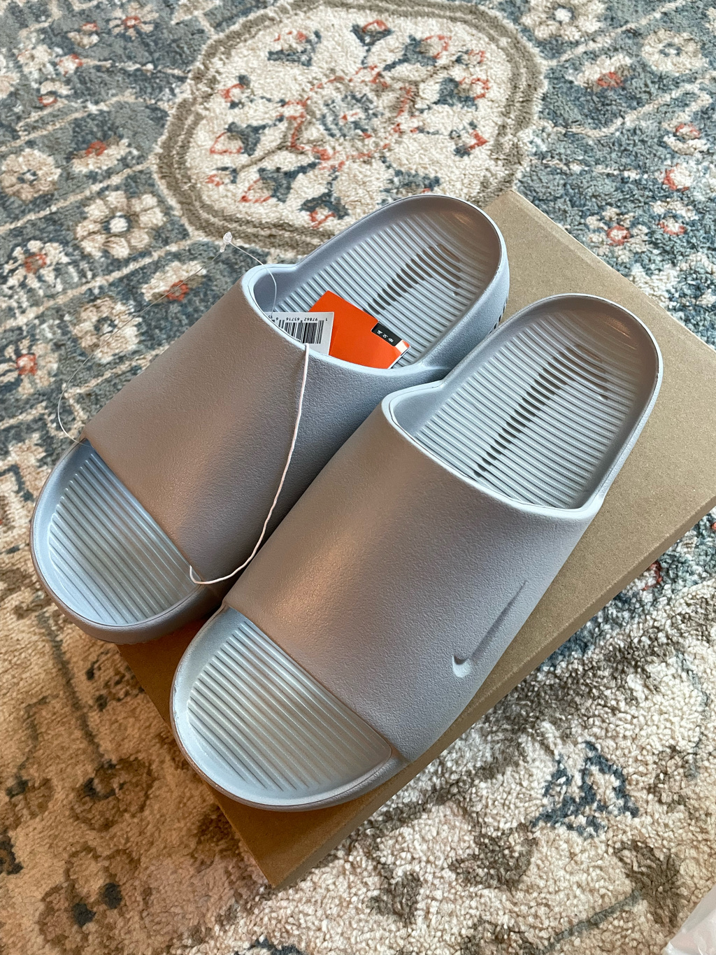 Nike Calm Slide Wolf Grey Photon Dust 착용 스타일 - 2