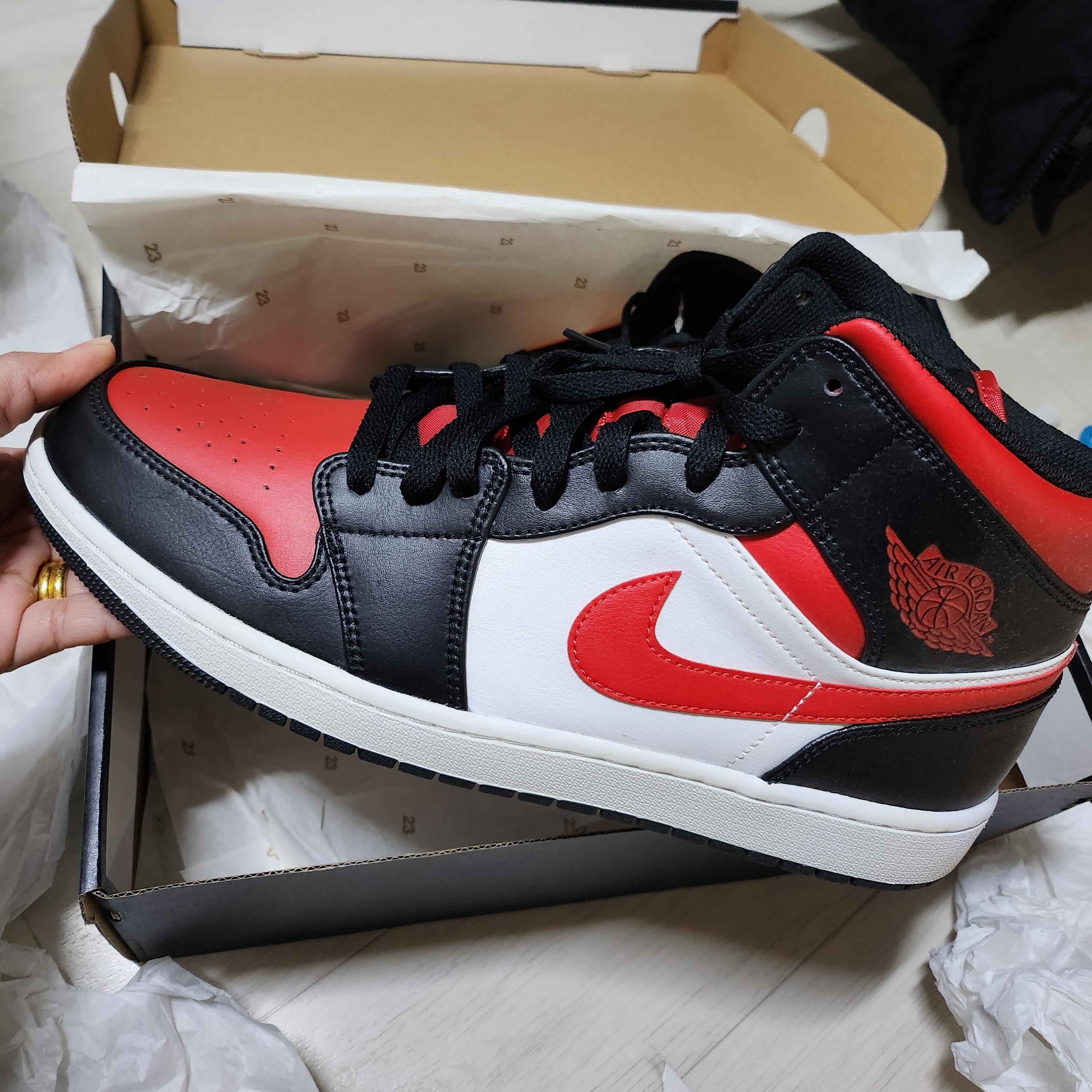 Jordan 1 Mid Black Fire Red 착용 스타일 - 2