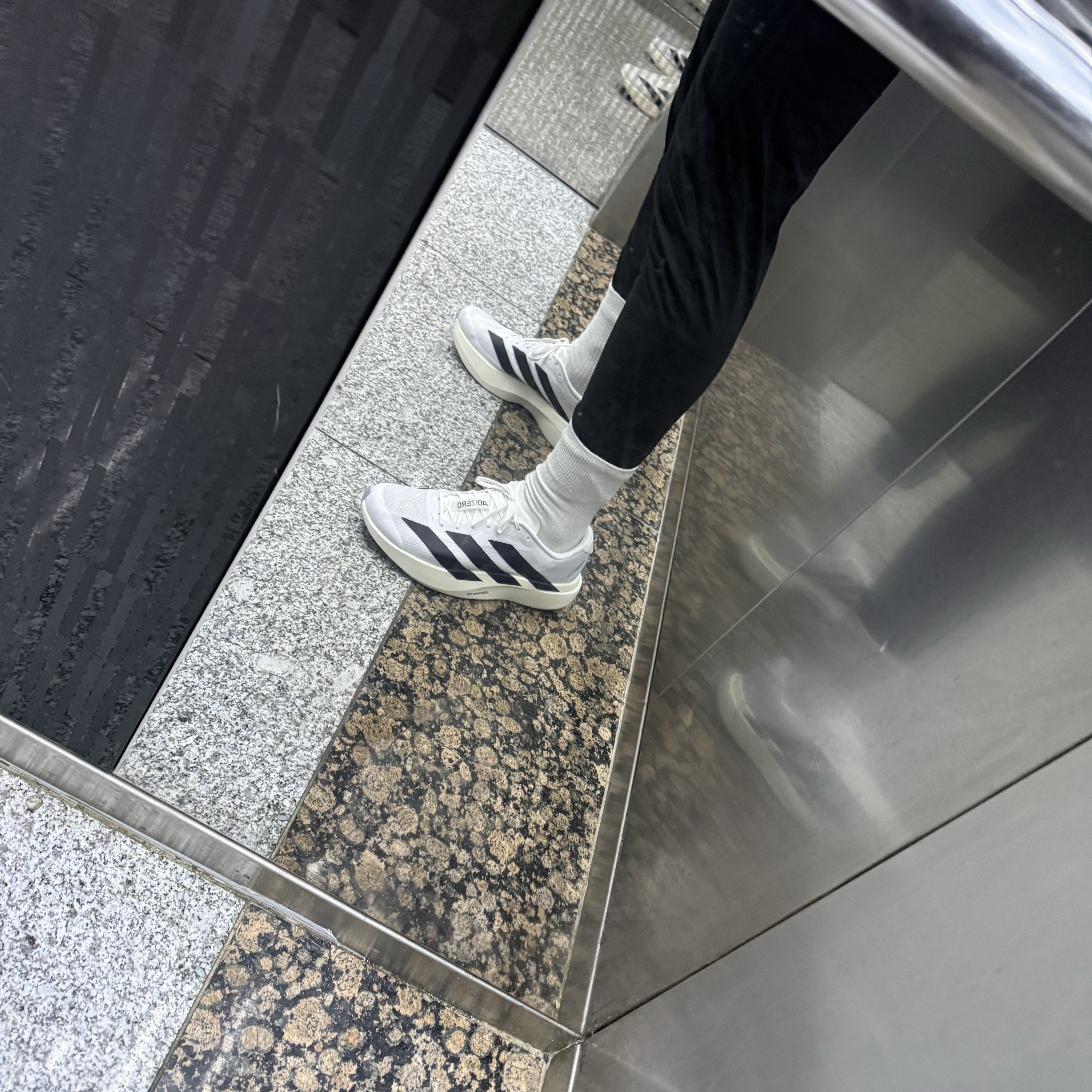 Adidas Adizero EVO SL Cloud White Core Black 착용 스타일