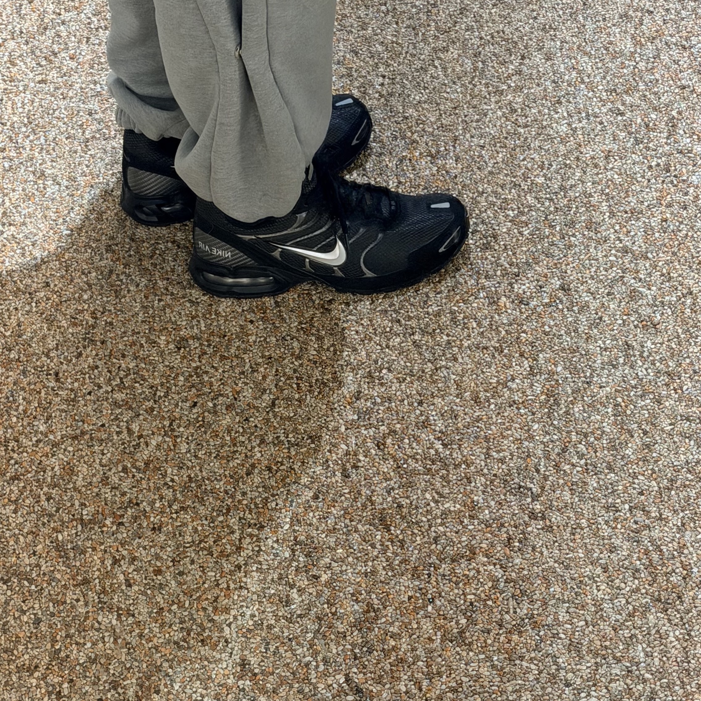 Nike Air Max Torch 4 Anthracite Metallic Silver 착용 스타일 - 3