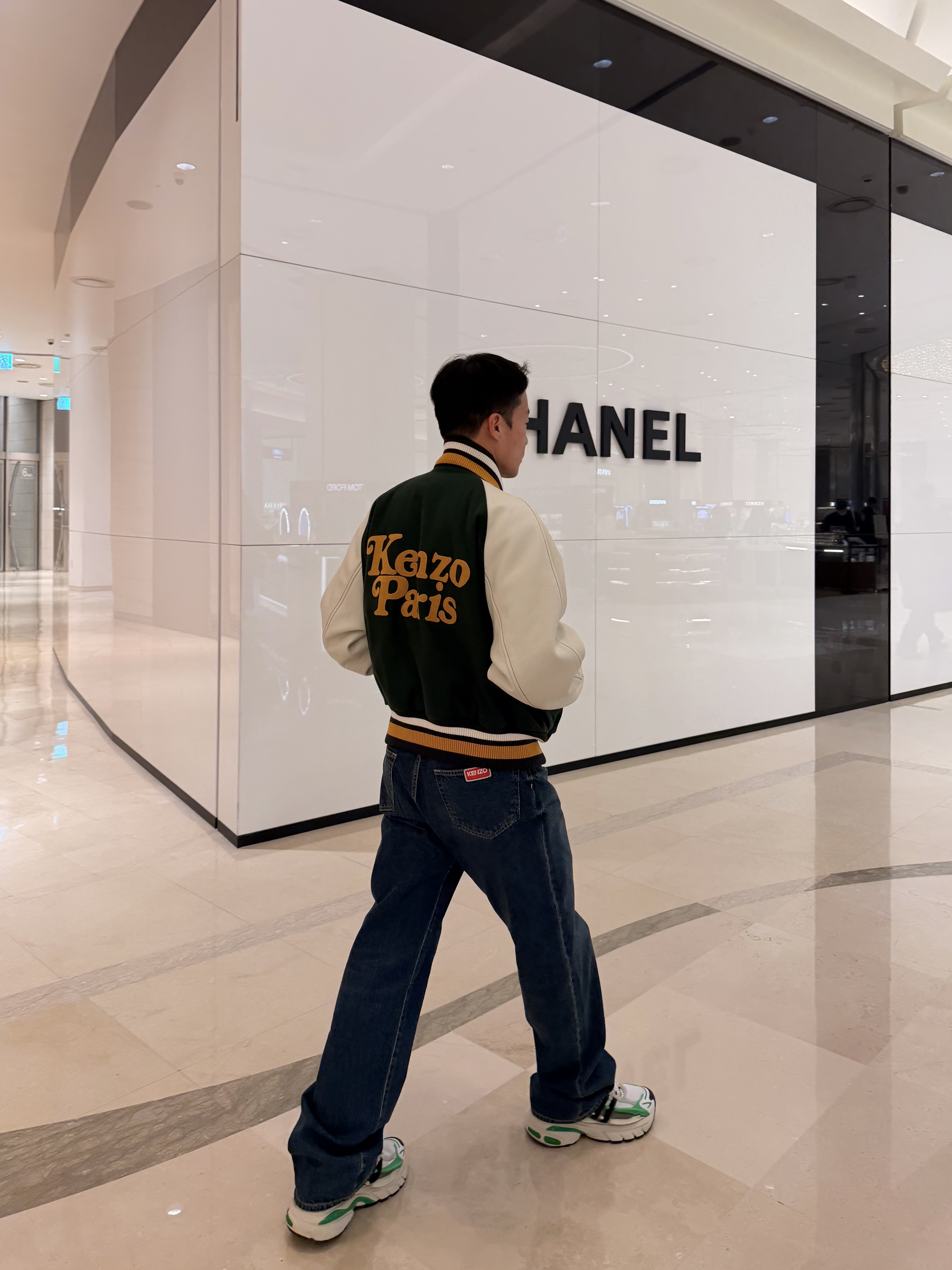 Adidas x Pharrell Williams Adistar Jellyfish Focus Olive Core Black, Kenzo x Verdy Varsity Jacket Dark Khaki 착용 스타일 - 2