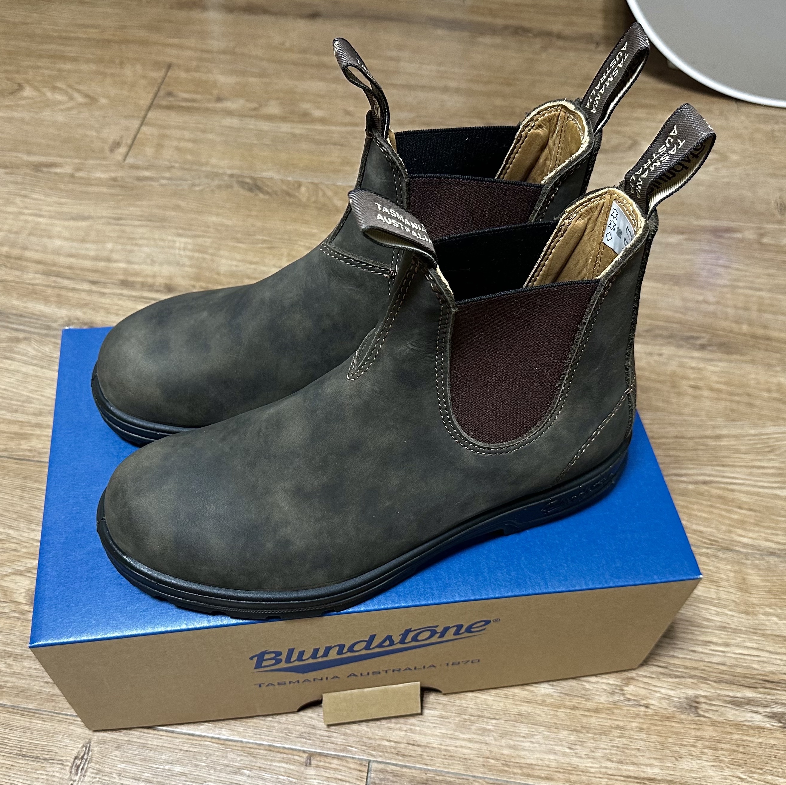BLUNDSTONE Classics 585 Chelsea Boots Rustic Brown 착용 스타일 - 1