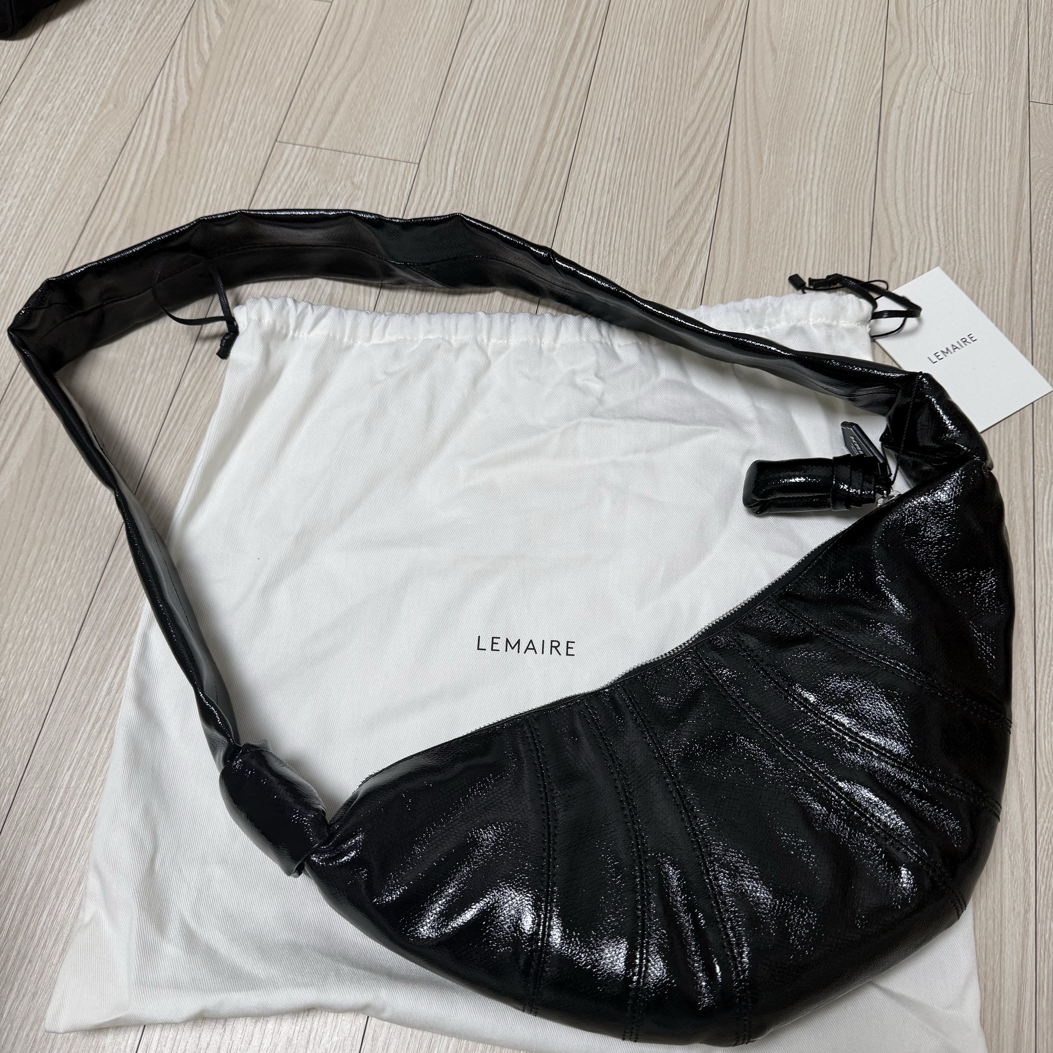 Lemaire Small Croissant Bag Coated Cotton Black 착용 스타일