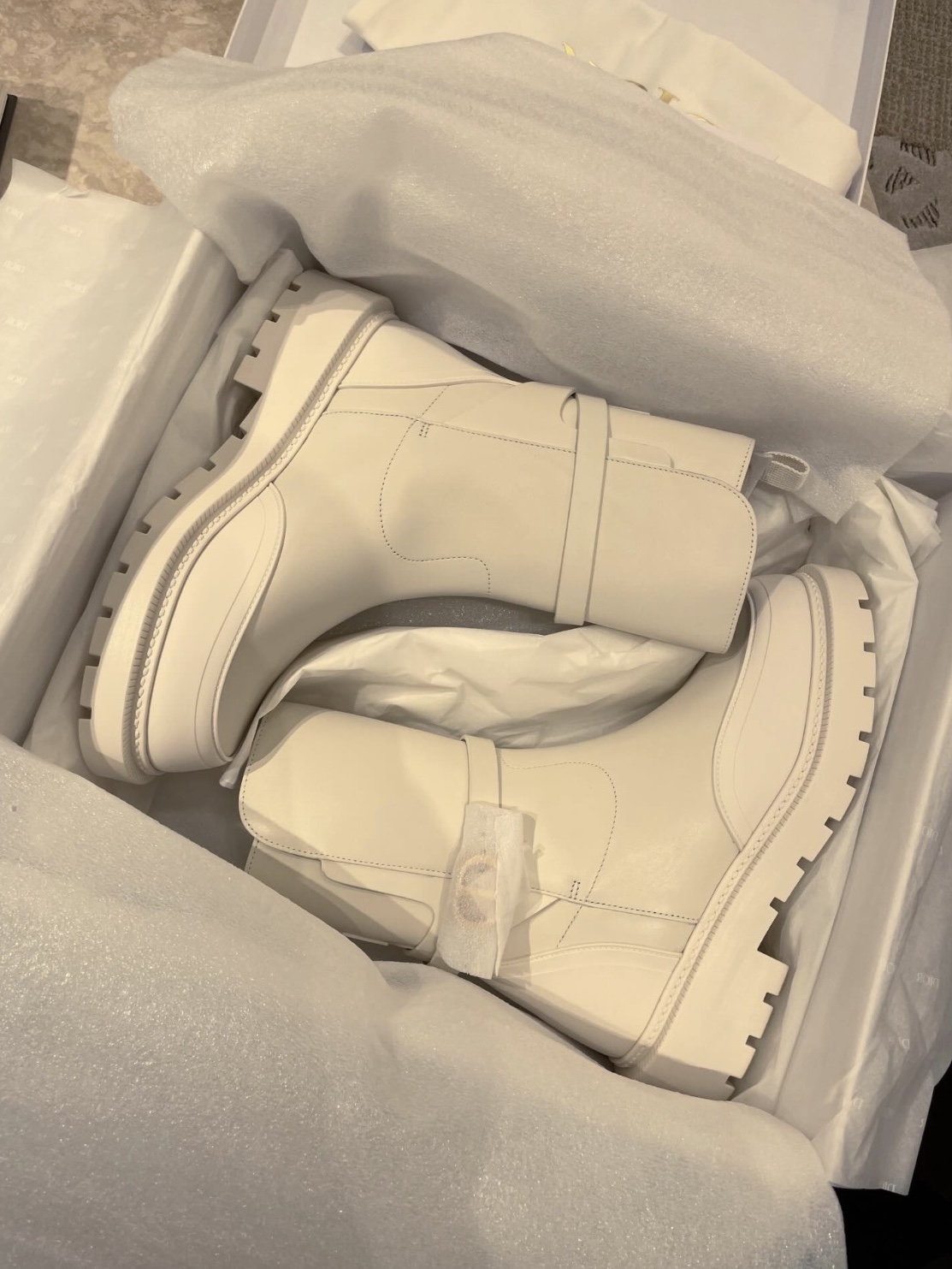 Dior KDI866CRU03W375 Anprint Gold CD Logo Buckle Women's Ankle Boots, (W) Dior Empreinte Ankle Boot White Calfskin Rubber 착용 스타일