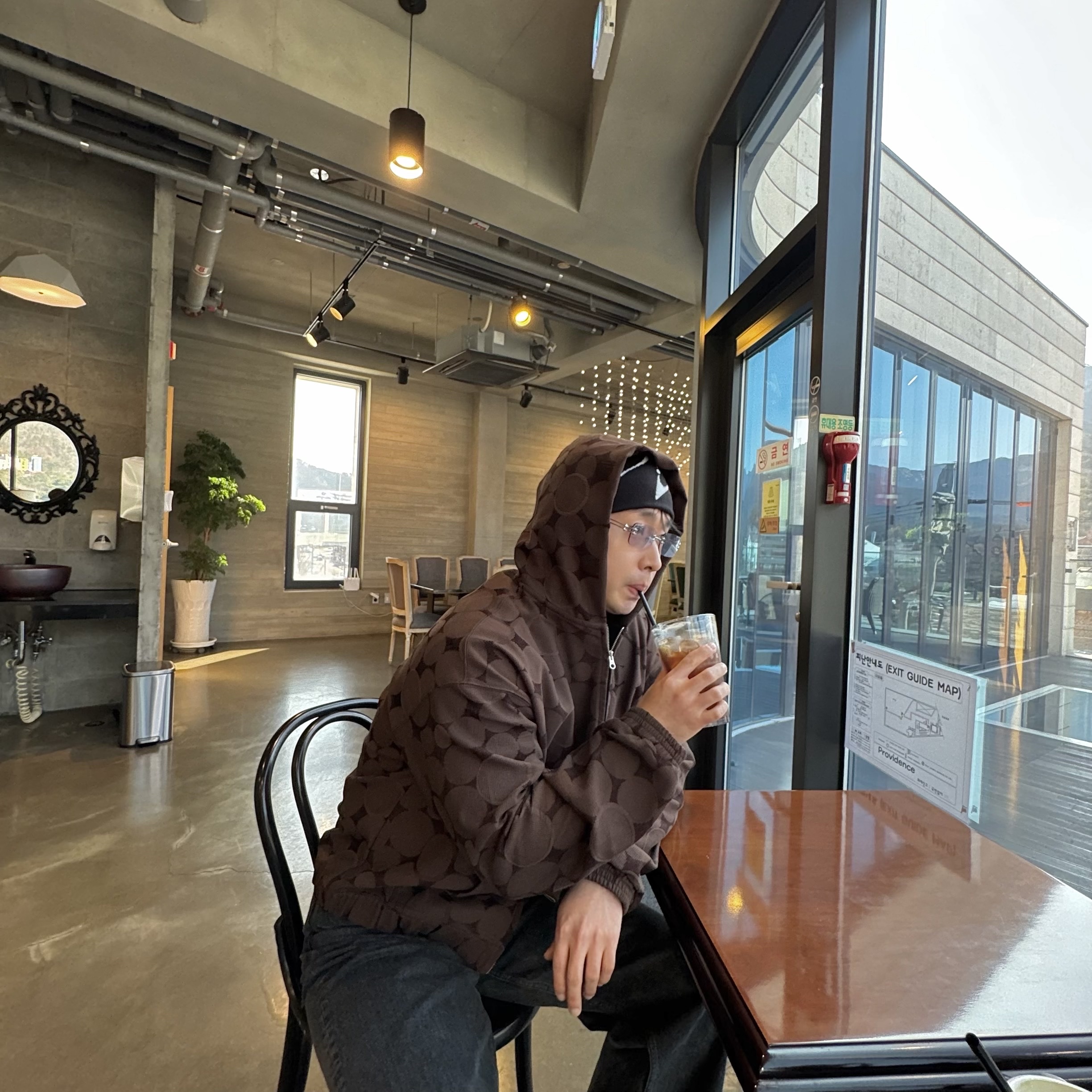 BLR Curved Logo Beanie Black, Nonnod Zen Zip Hoodie Brown Jacquard 착용 스타일 - 1