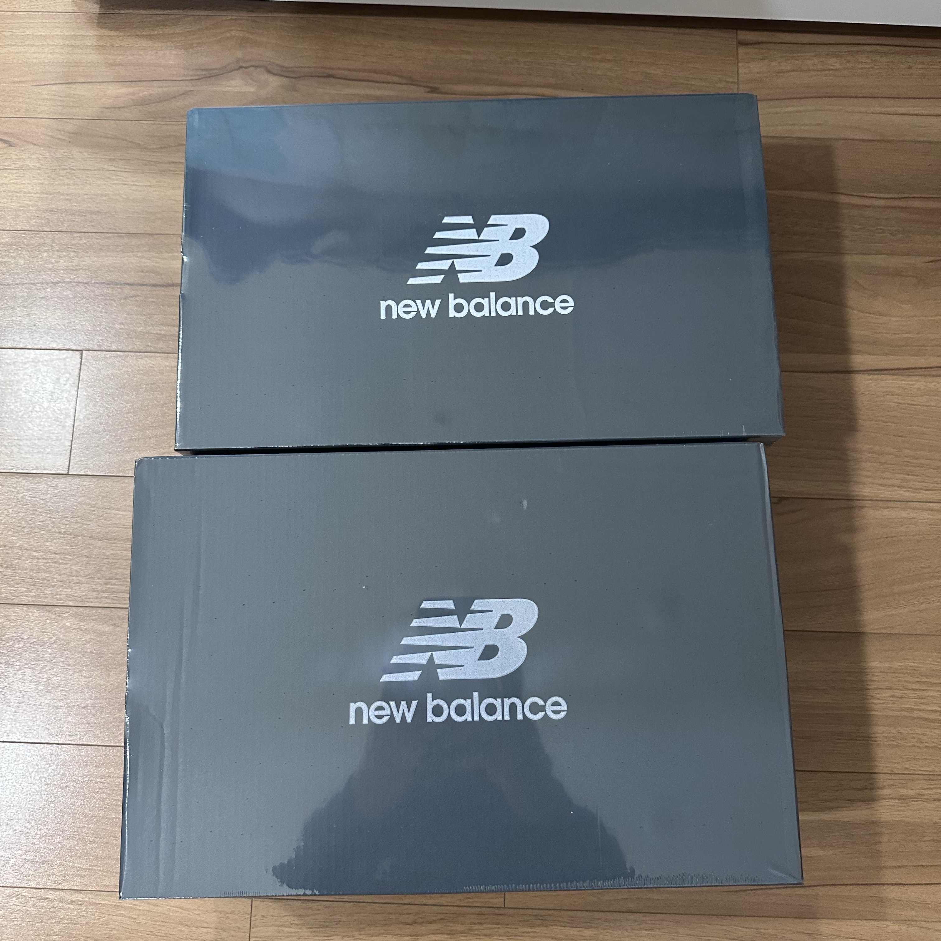 New Balance 2002R Premium Vintage Grey 착용 스타일 - 2