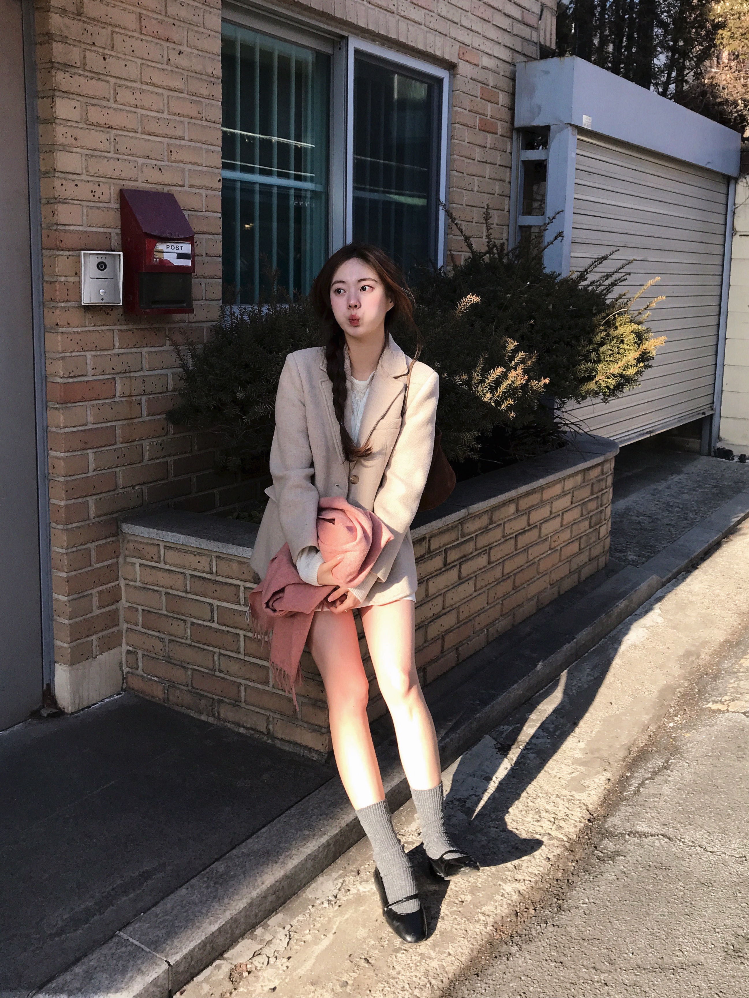 Acne Studios Wool Fringe Muffler Rose Melange 착용 스타일