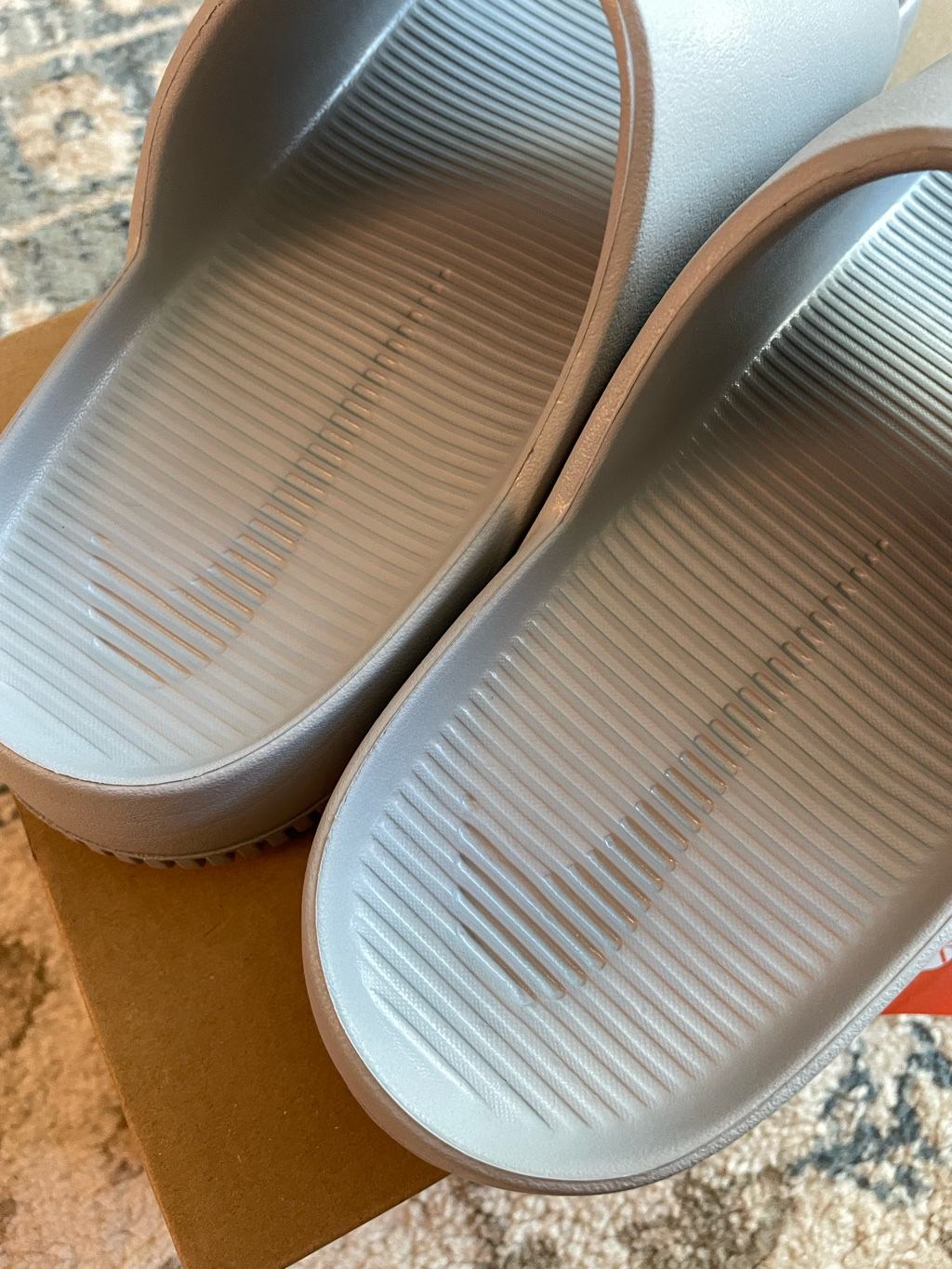 Nike Calm Slide Wolf Grey Photon Dust 착용 스타일 - 3