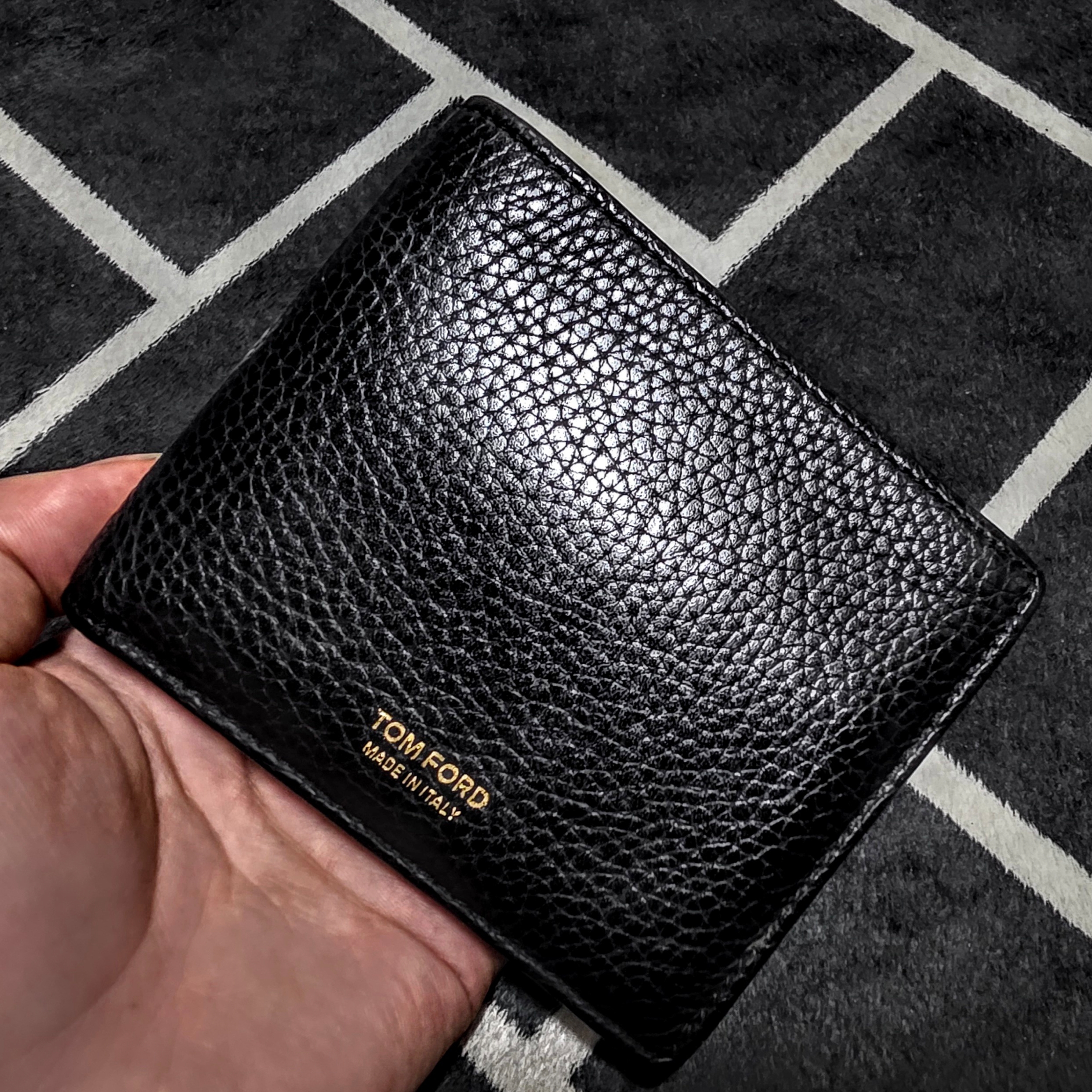 Tom Ford Grain Leather Classic Bifold Wallet Black, Bottega Veneta Slim Bi-Fold Wallet Black 착용 스타일 - 1