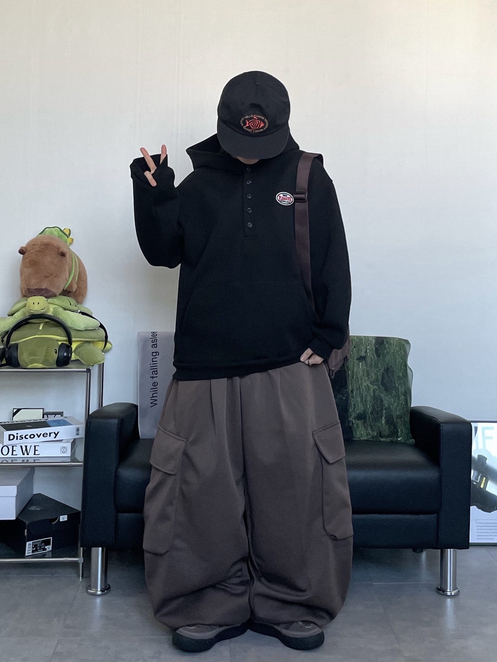 Hello Sunrise Fish Oval Logo Relaxed Fit 6P Cap Black 착용 스타일 - 1