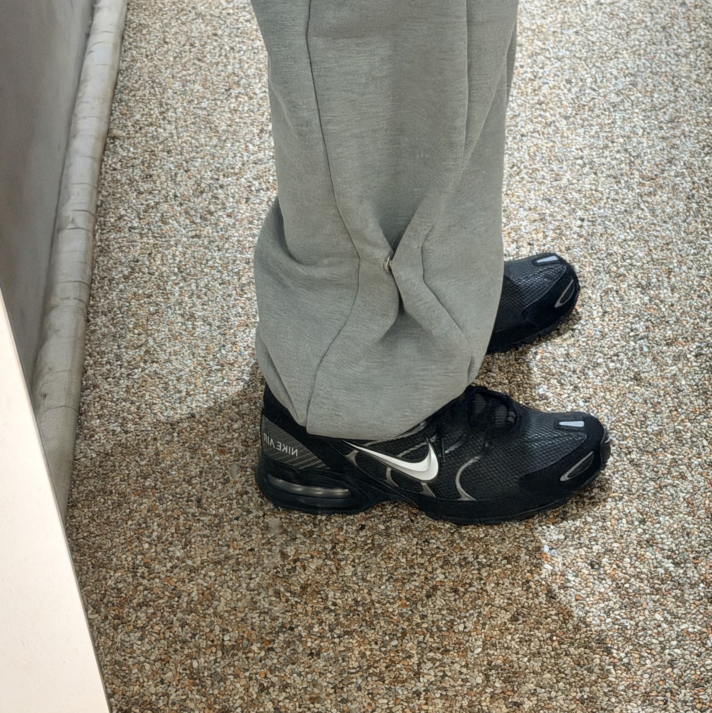 Nike Air Max Torch 4 Anthracite Metallic Silver 착용 스타일 - 2