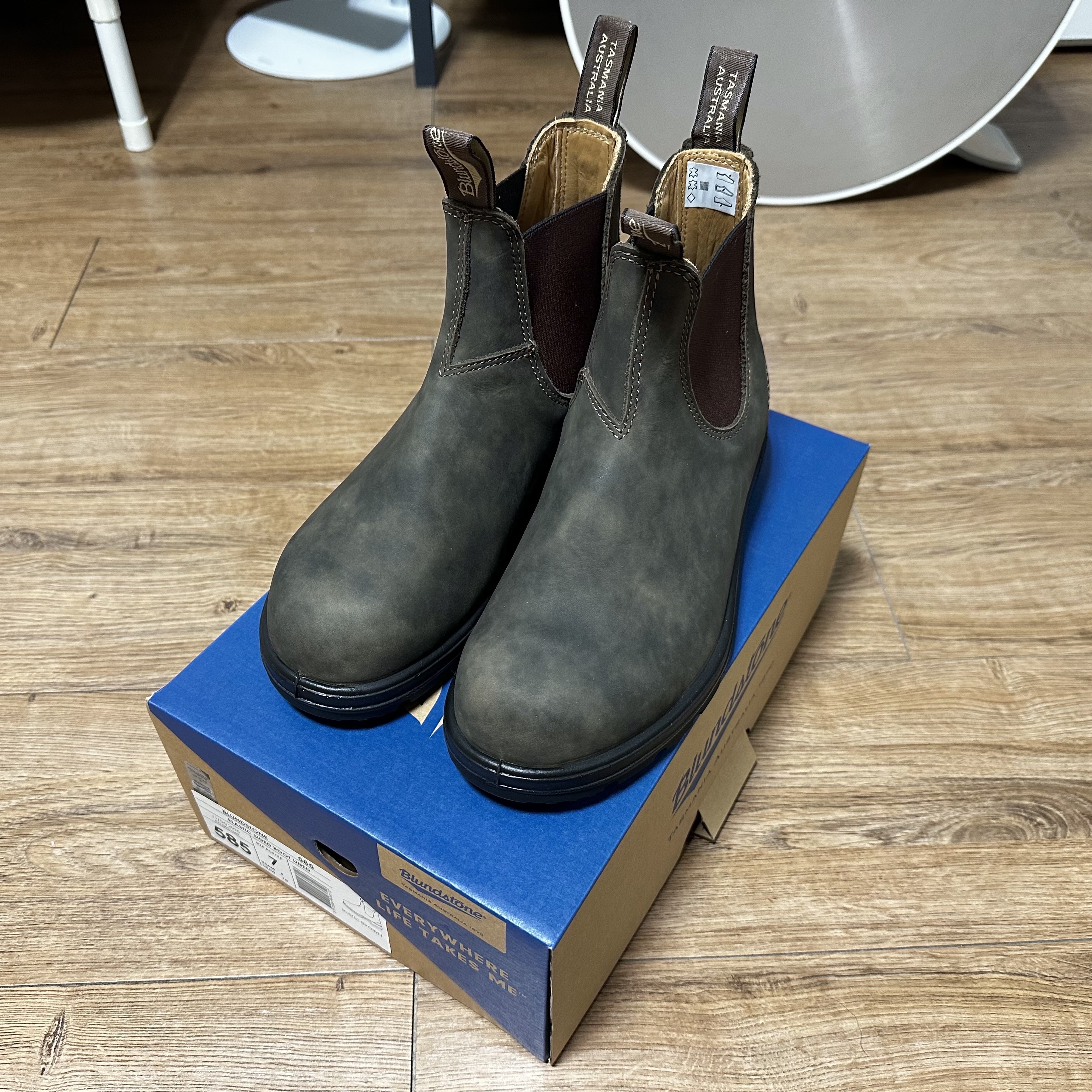 BLUNDSTONE Classics 585 Chelsea Boots Rustic Brown 착용 스타일 - 2
