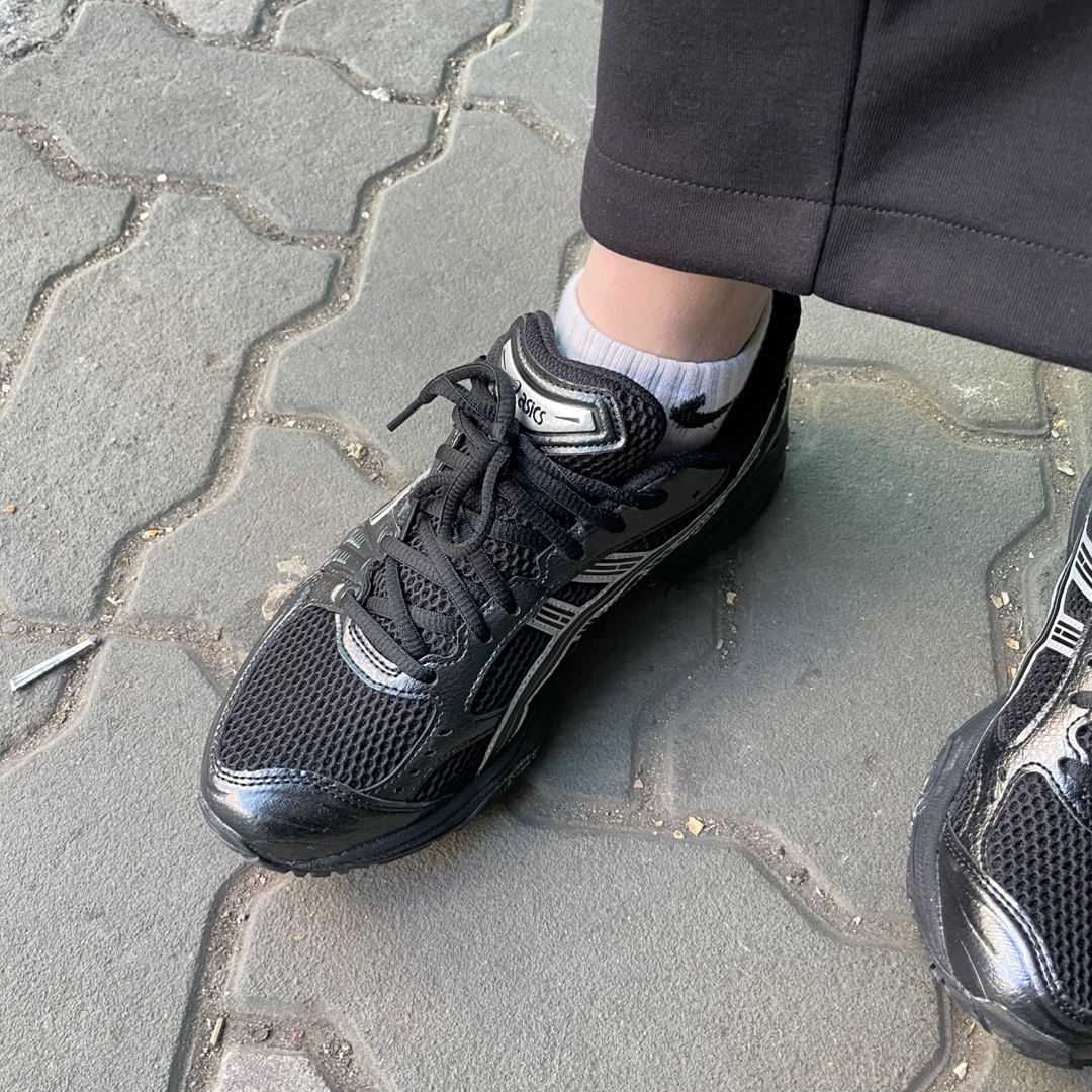 Asics Gel-Kayano 14 Black Pure Silver 착용 스타일 - 2