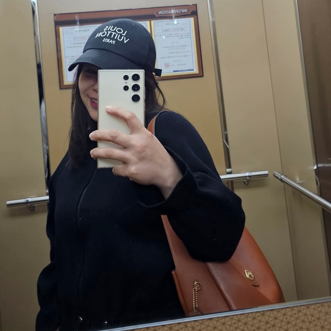 Louis Vuitton My LV Paris Cap Black 착용 스타일