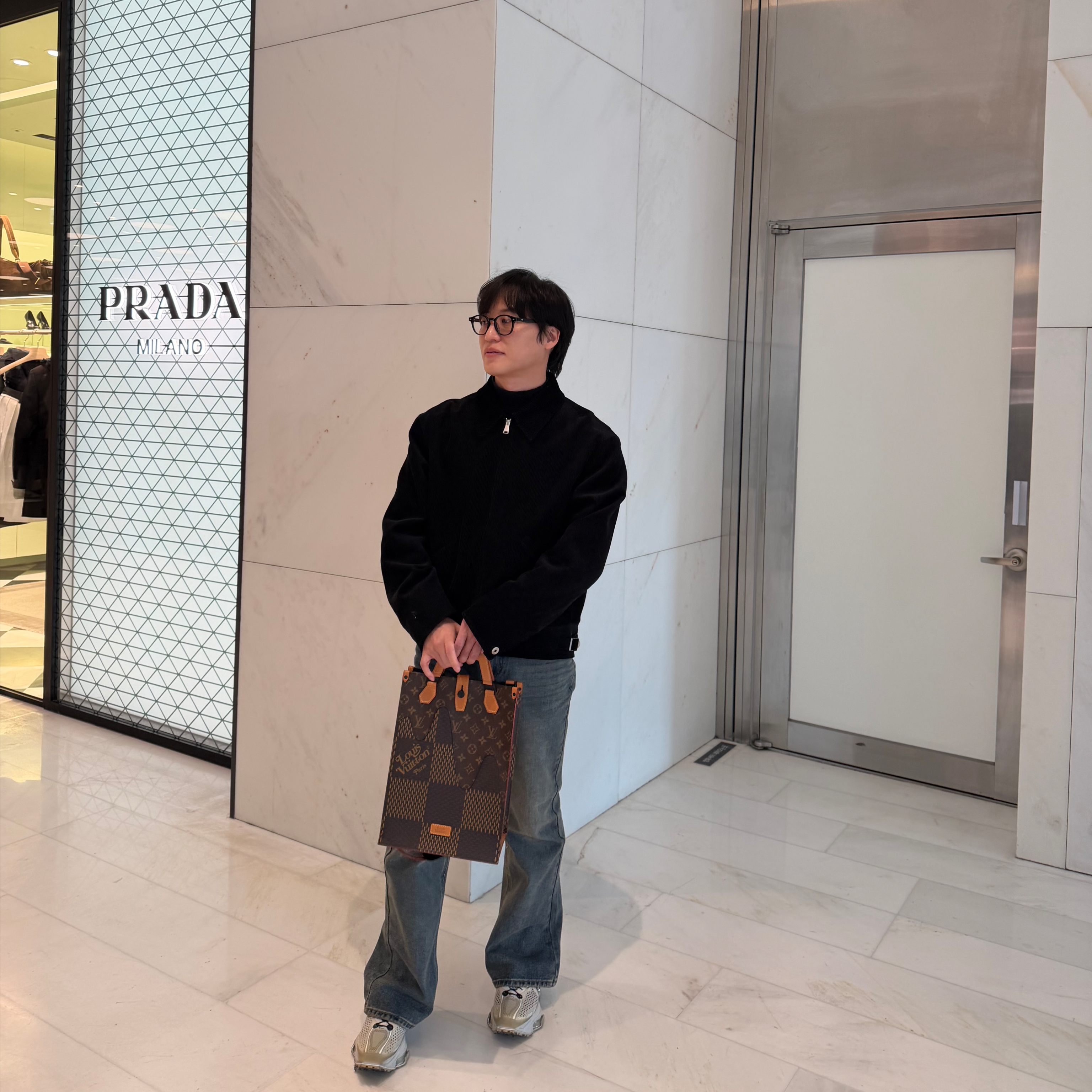 Louis Vuitton Giant Damier Nigo Sac Plat Tote and Shoulder Bag, Nike x Matthew M Williams Zoom 004 Stone 착용 스타일 - 3