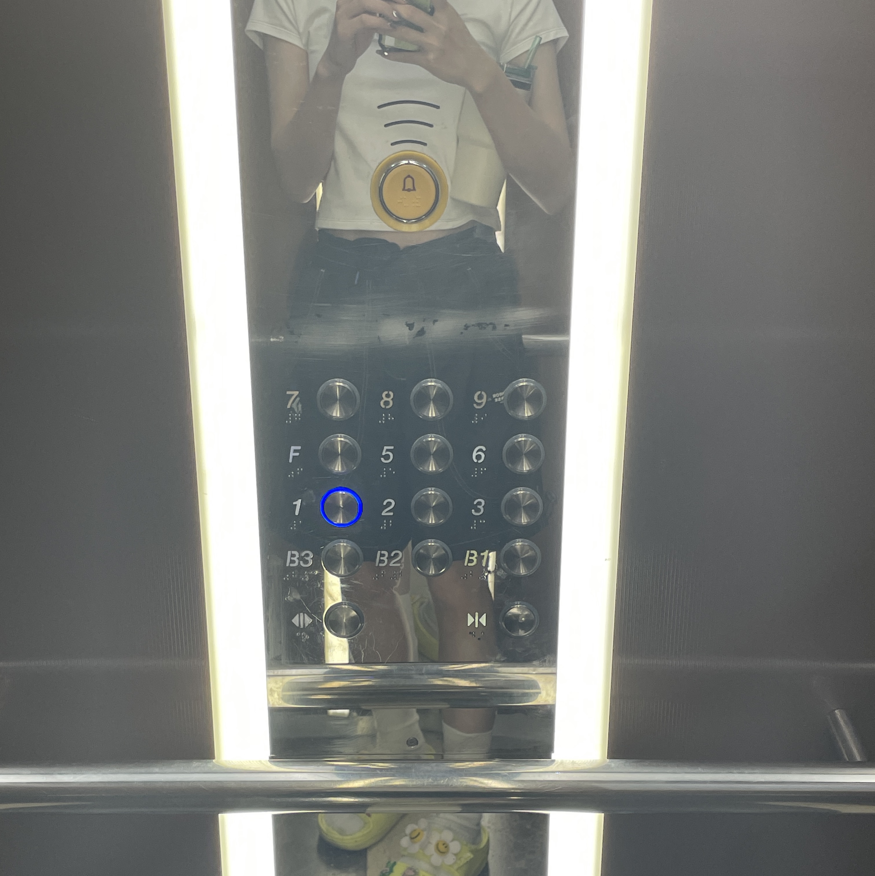 (W) Matin Kim Shade Logo Crop Top White, Converse x Ader Error Shapes Shorts Black 착용 스타일 - 1