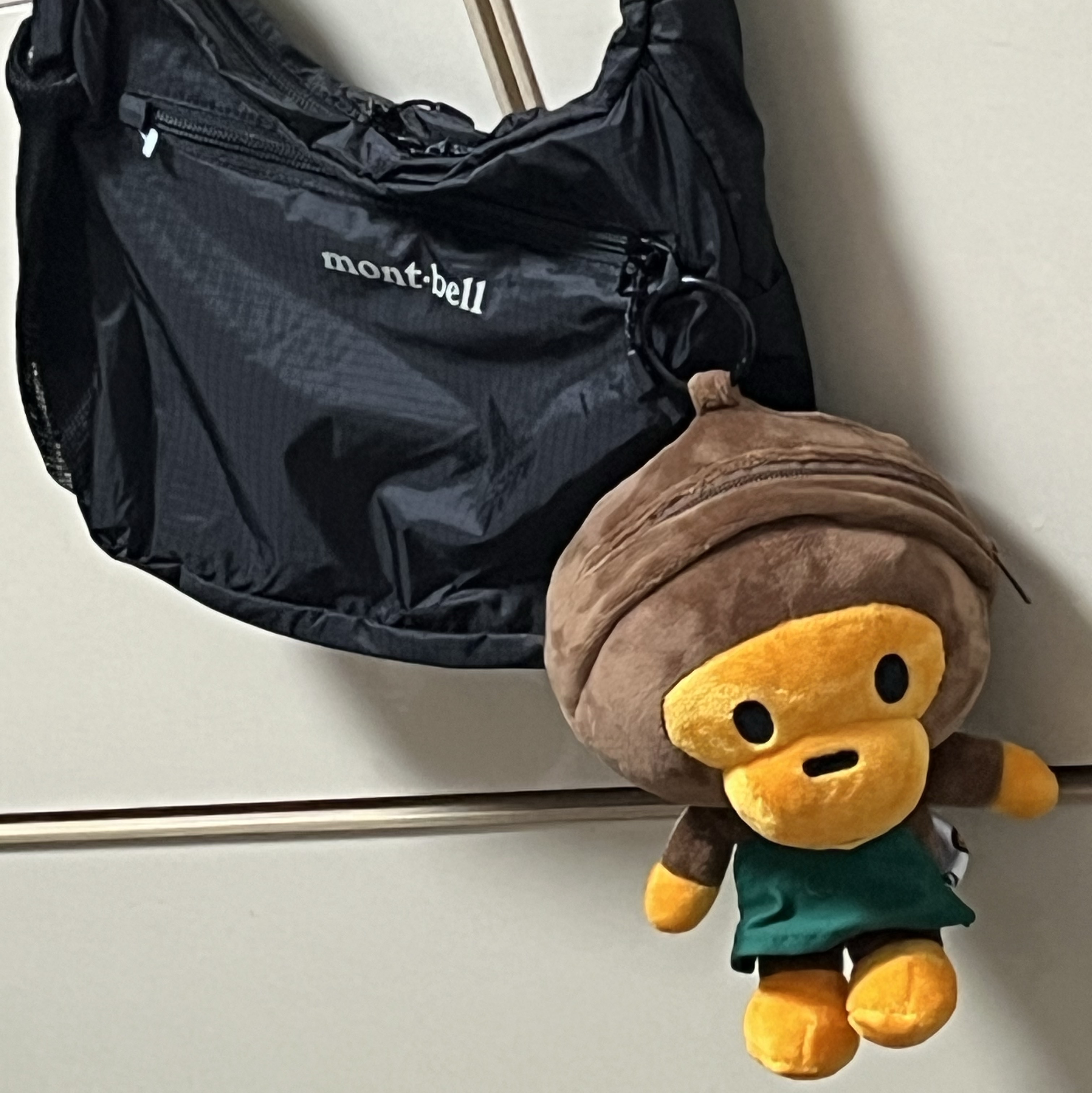 Starbucks x BAPE Baby Milo Foldable Bag 착용 스타일