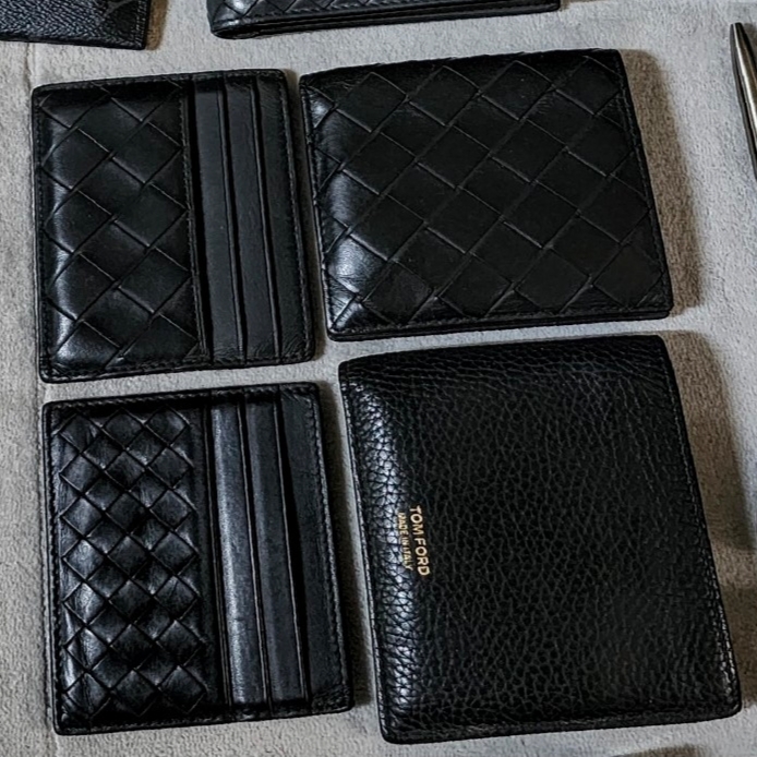 Tom Ford Grain Leather Classic Bifold Wallet Black, Bottega Veneta Slim Bi-Fold Wallet Black 착용 스타일 - 2