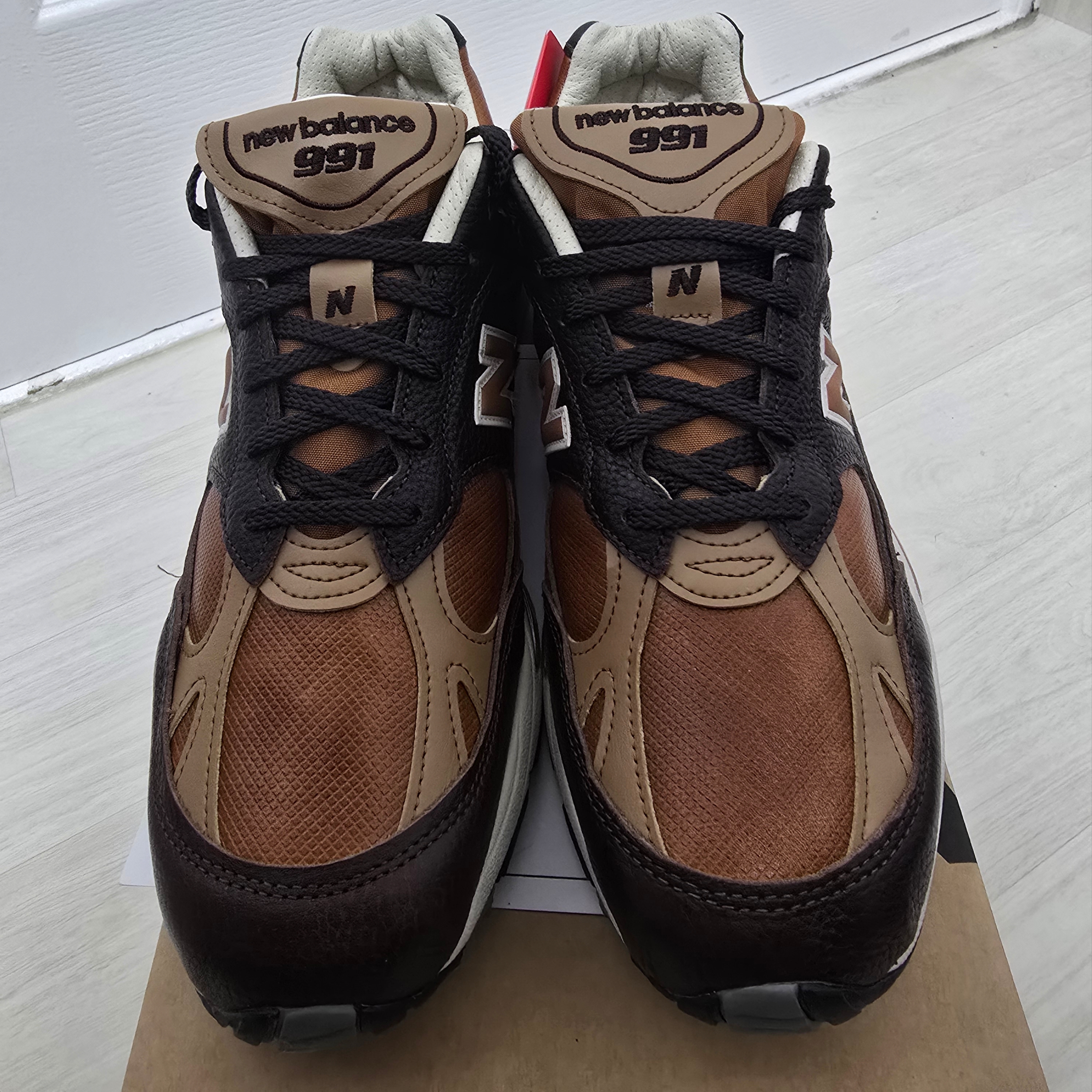 New Balance 991v1 Made in UK Chocolate Plum Caramel Cafe 착용 스타일 - 1