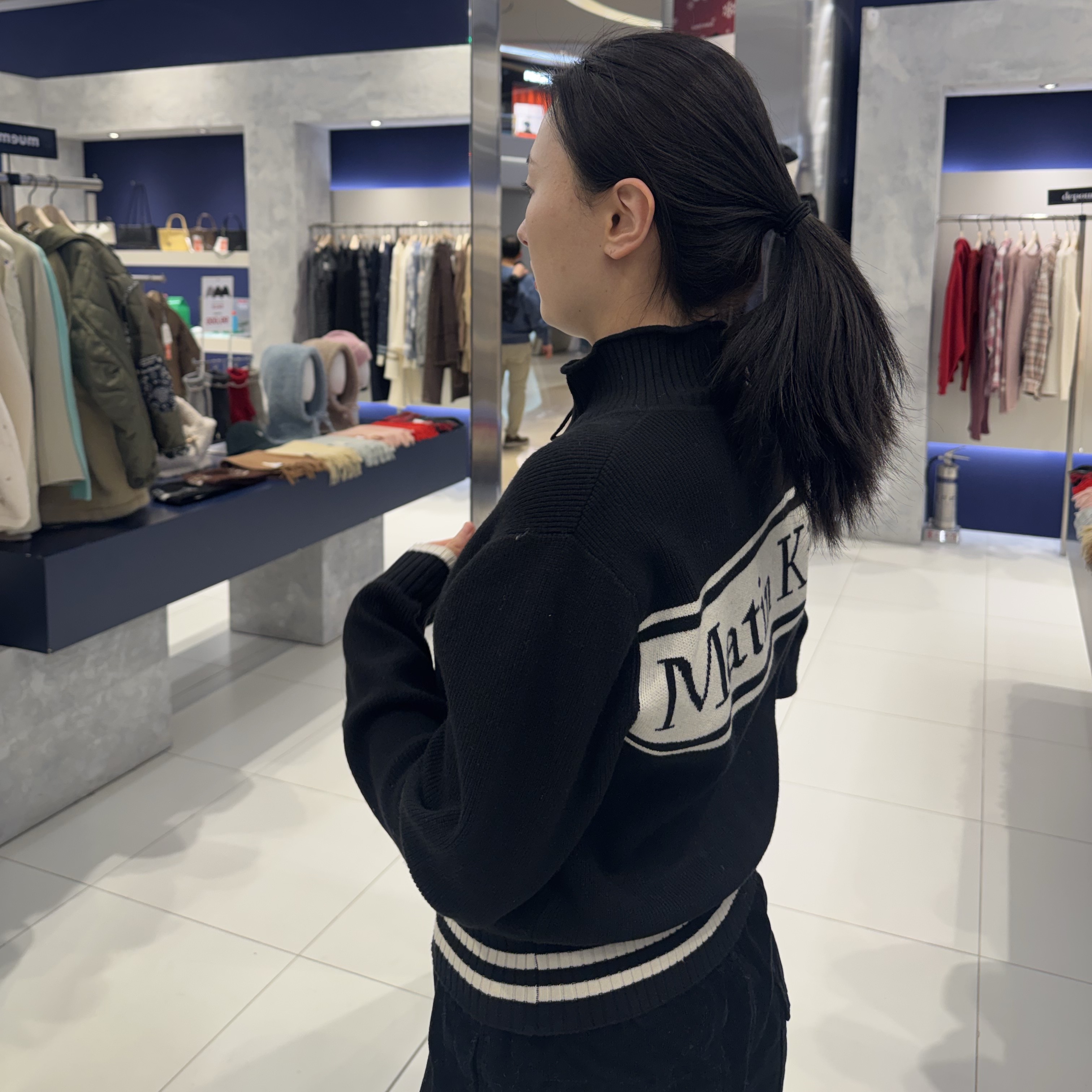 Matin Kim Spell Point Stripe Knit Cardigan Black 착용 스타일 - 2