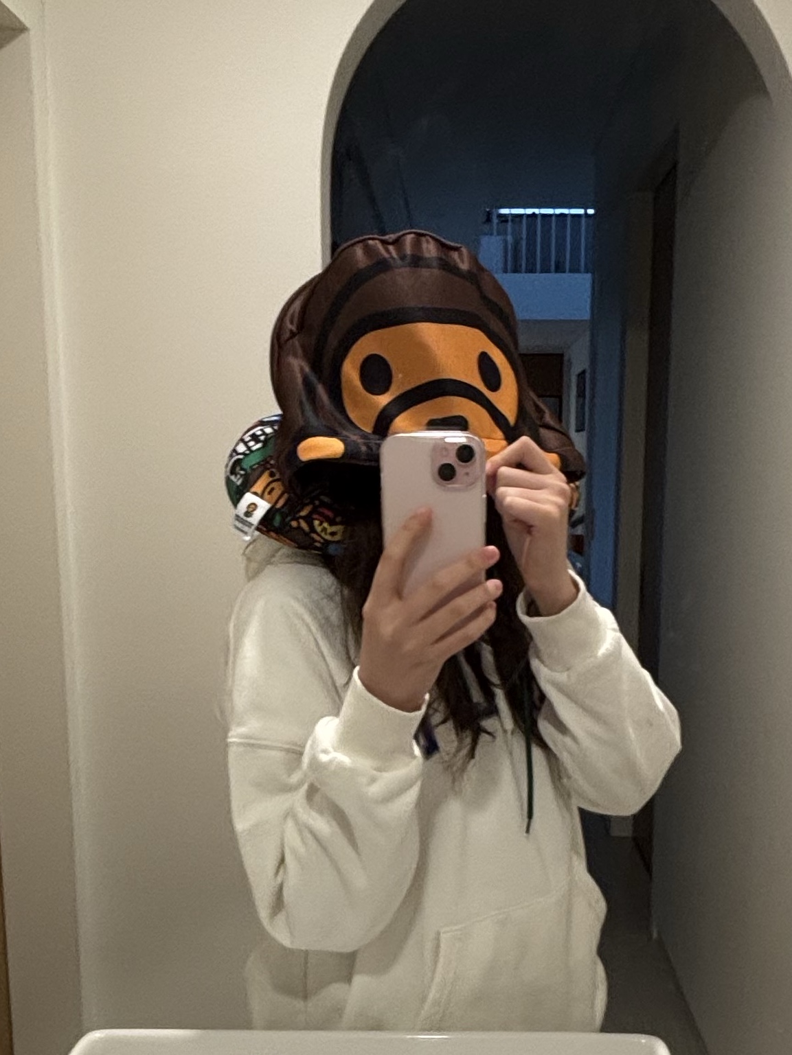Starbucks x BAPE Baby Milo Neck Pillow 착용 스타일